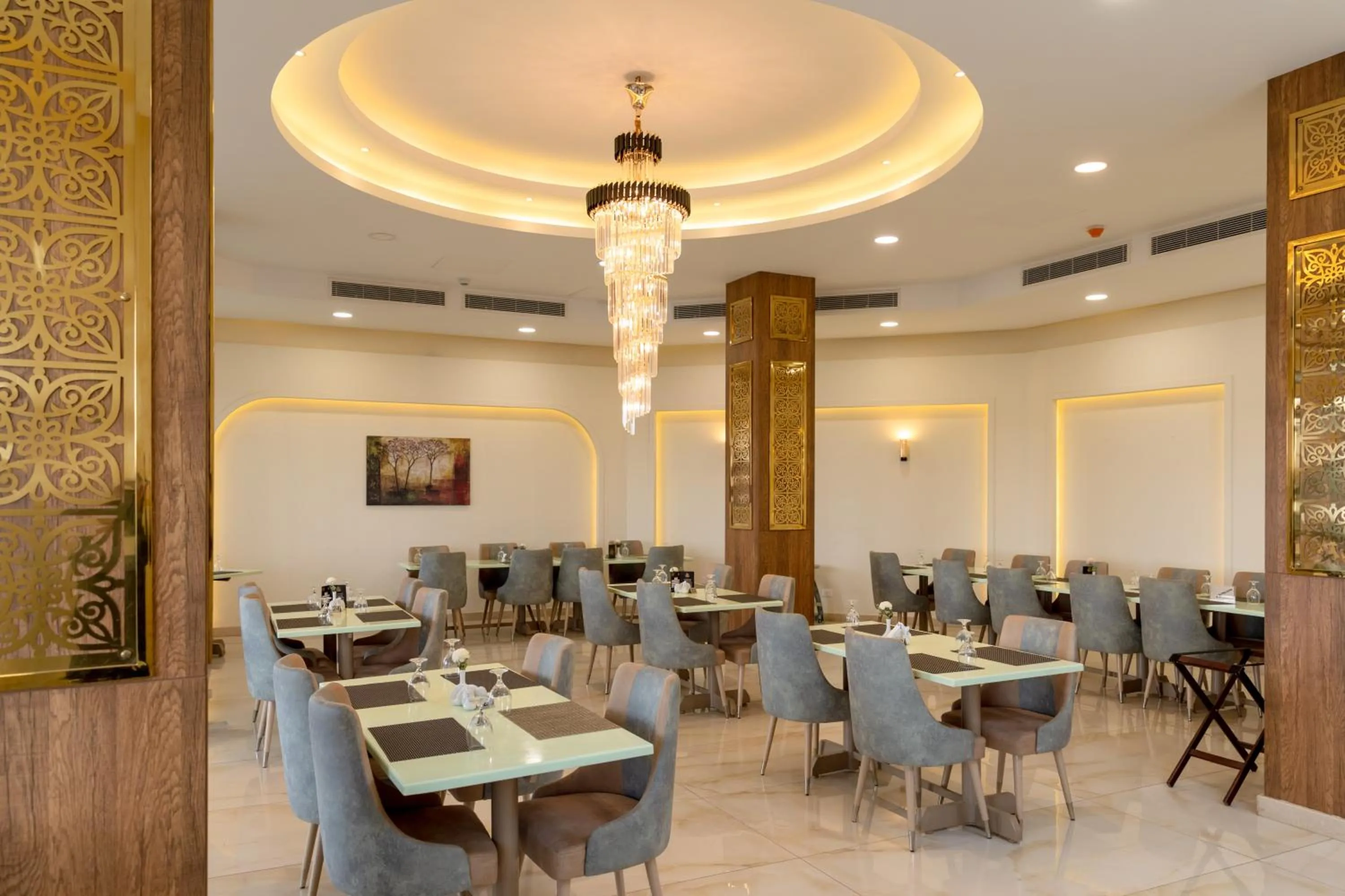 Restaurant/places to eat in Nile Club hotel