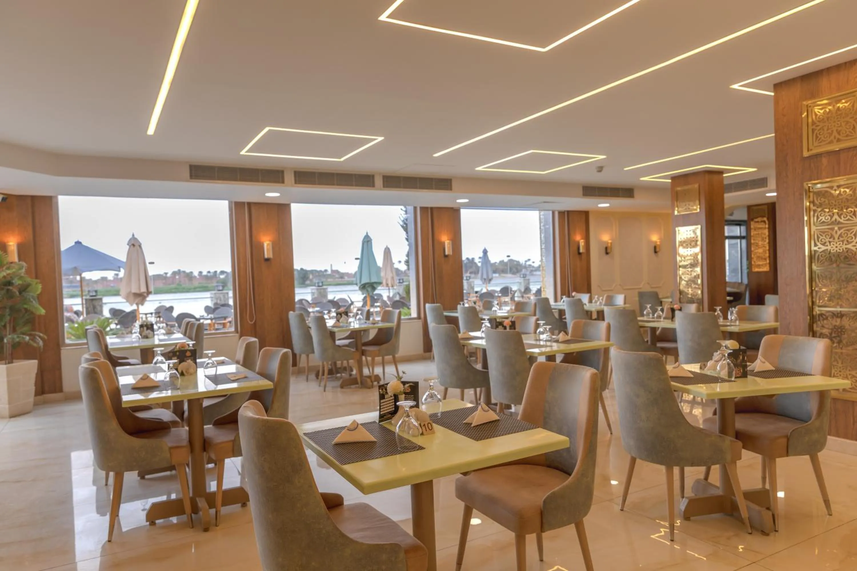 Restaurant/places to eat in Nile Club hotel