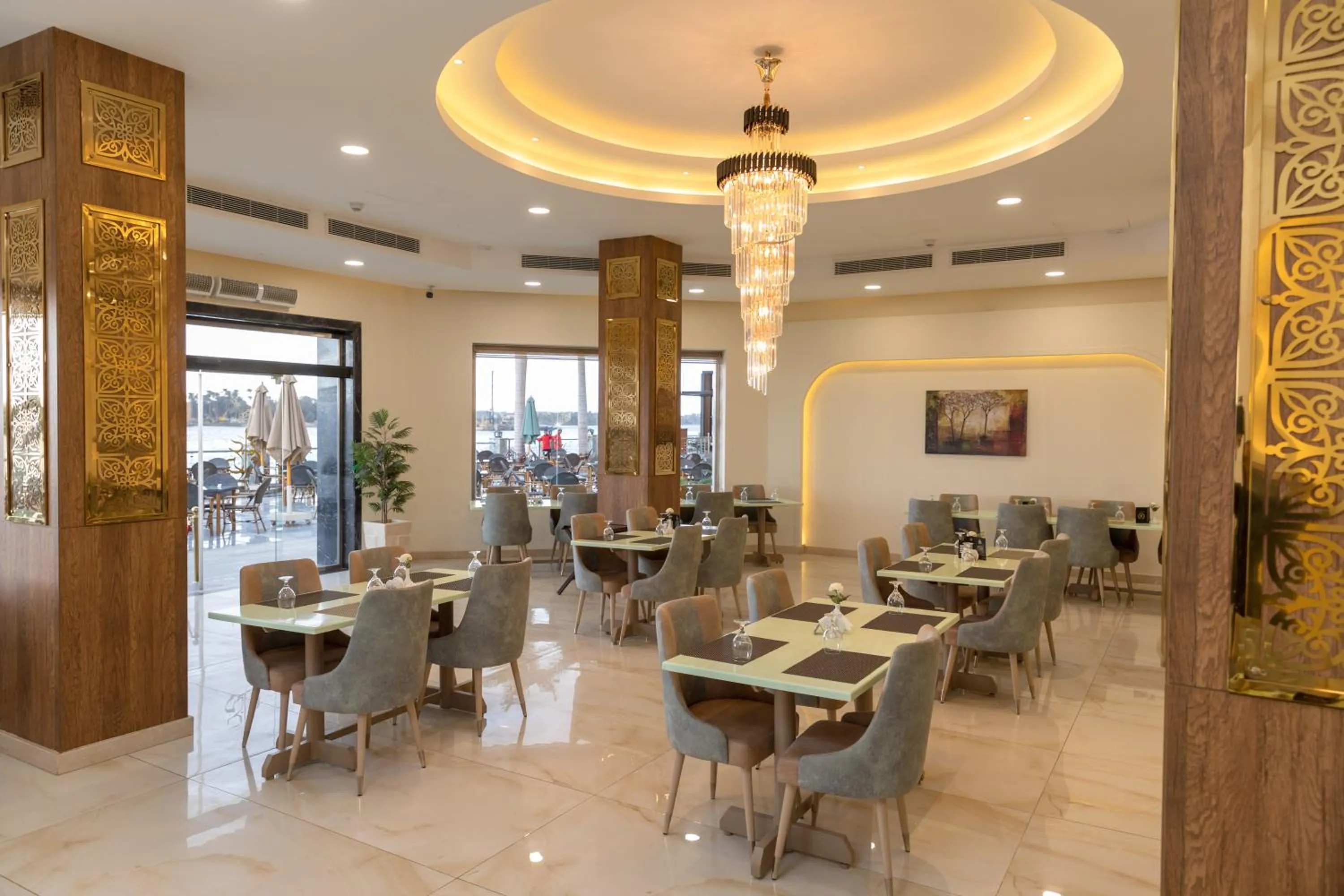 Restaurant/places to eat in Nile Club hotel