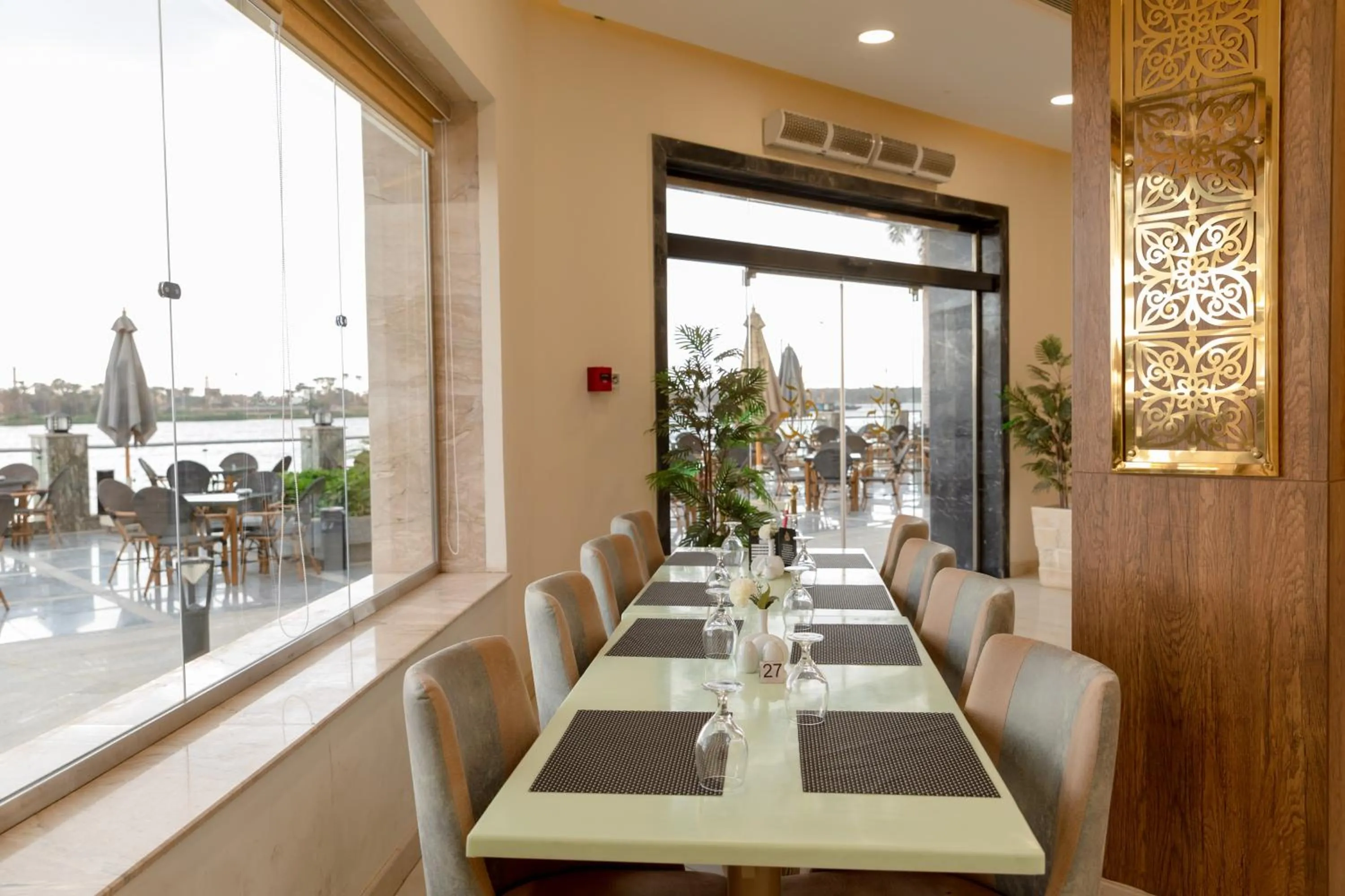 Restaurant/places to eat in Nile Club hotel