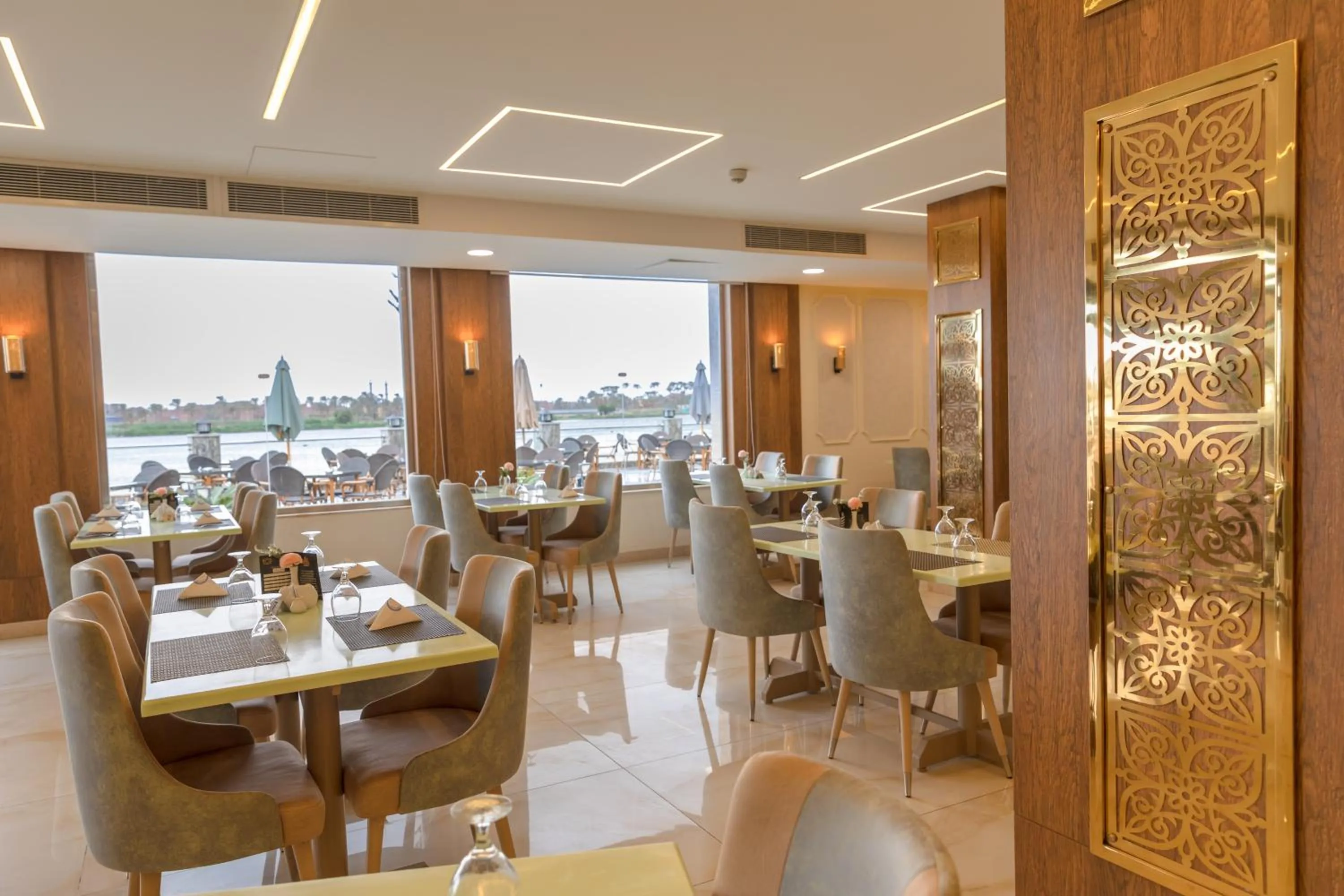 Restaurant/places to eat in Nile Club hotel