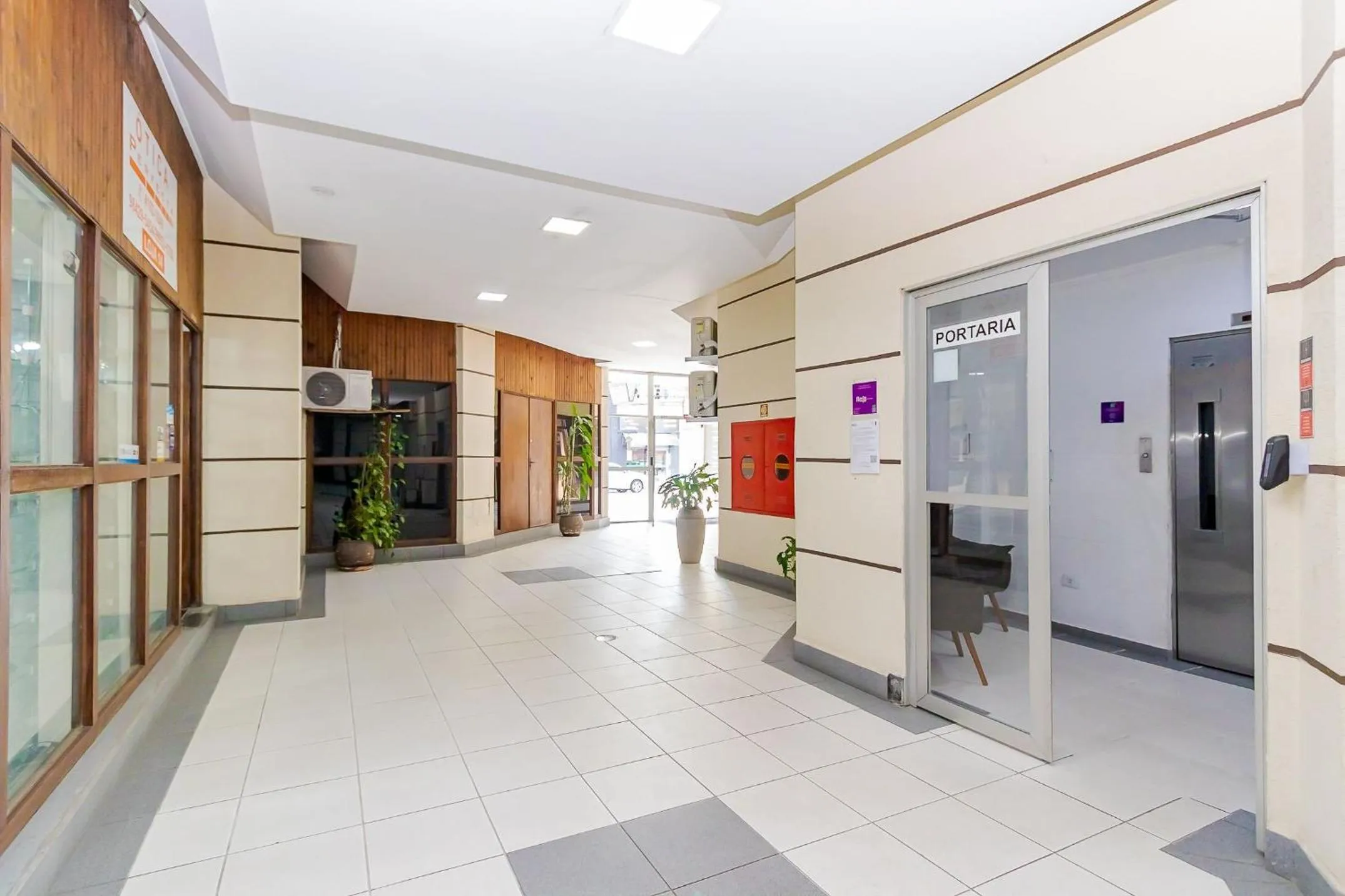 Lobby or reception in Ed. Charlie Chaplin | Prédio no coração de Curitiba | Gonzaga Stays