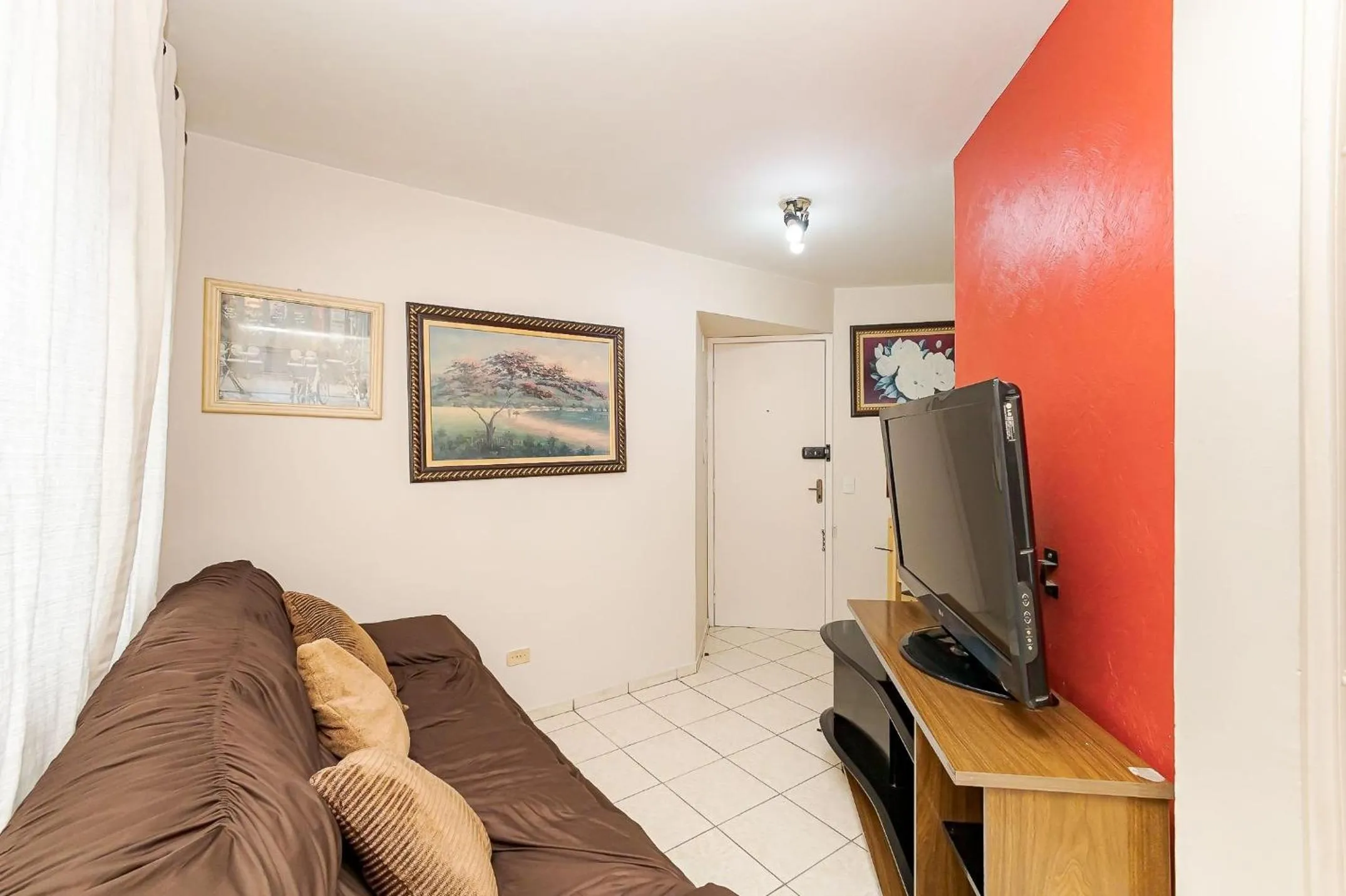 Living room in Ed. Charlie Chaplin | Prédio no coração de Curitiba | Gonzaga Stays