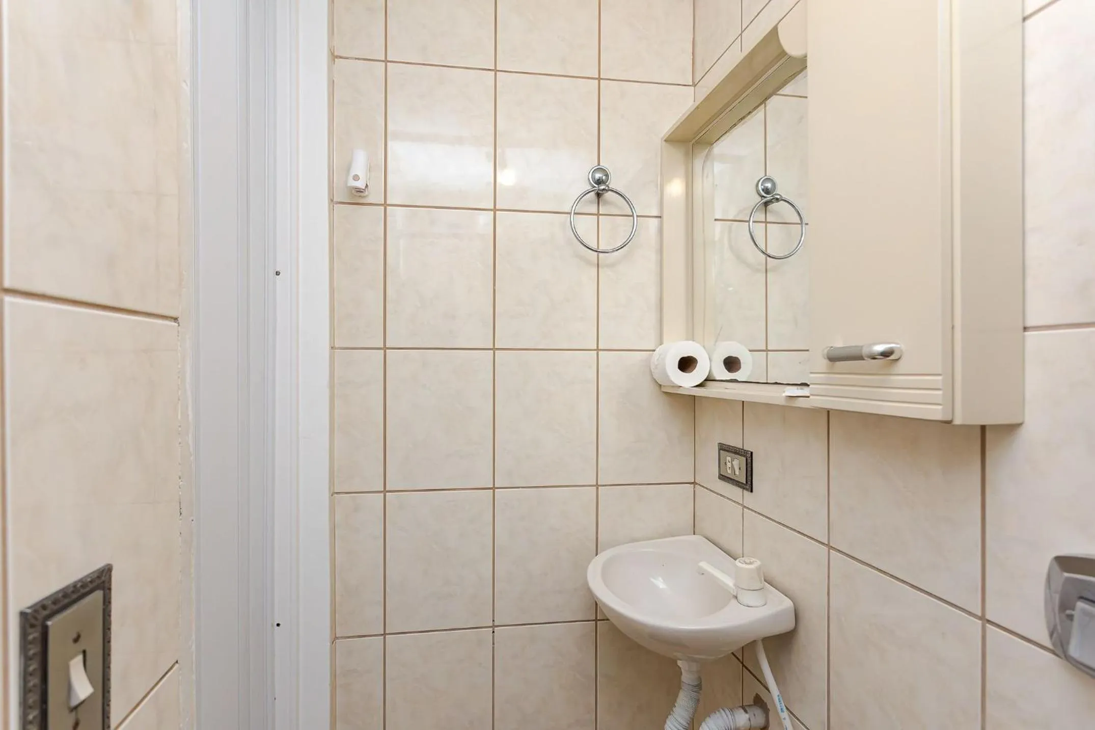 Toilet in Ed. Charlie Chaplin | Prédio no coração de Curitiba | Gonzaga Stays