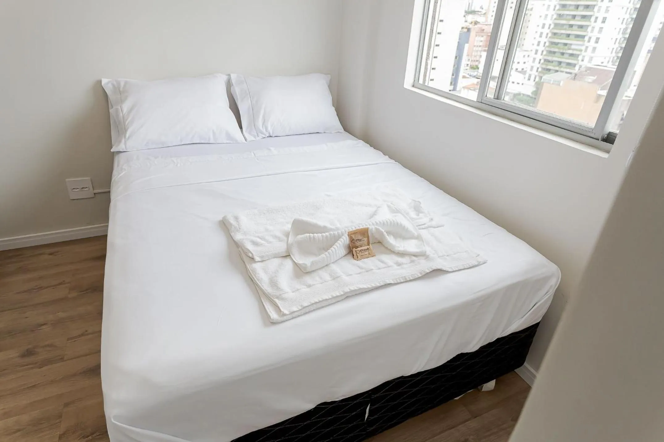 Bedroom, Bed in Ed. Charlie Chaplin | Prédio no coração de Curitiba | Gonzaga Stays