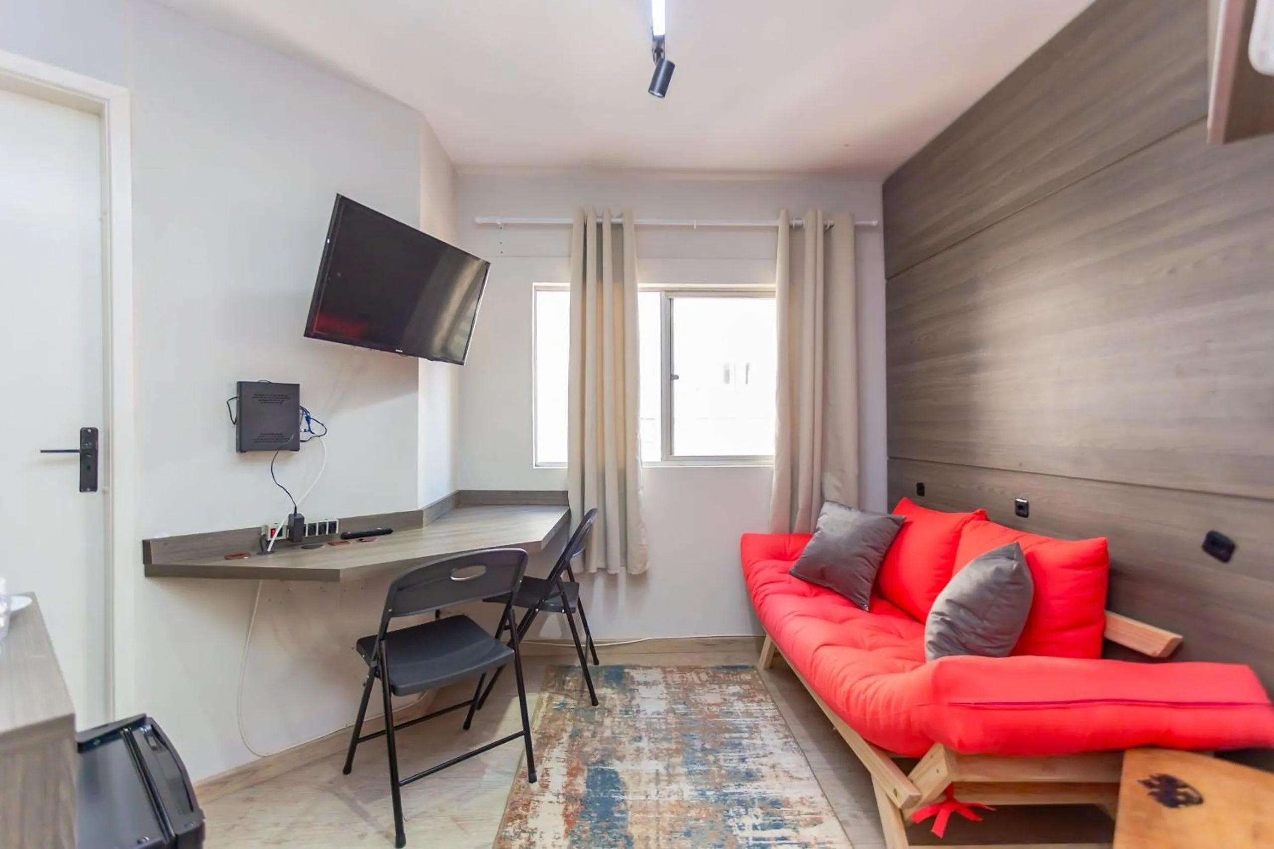 Living room in Ed. Charlie Chaplin | Prédio no coração de Curitiba | Gonzaga Stays