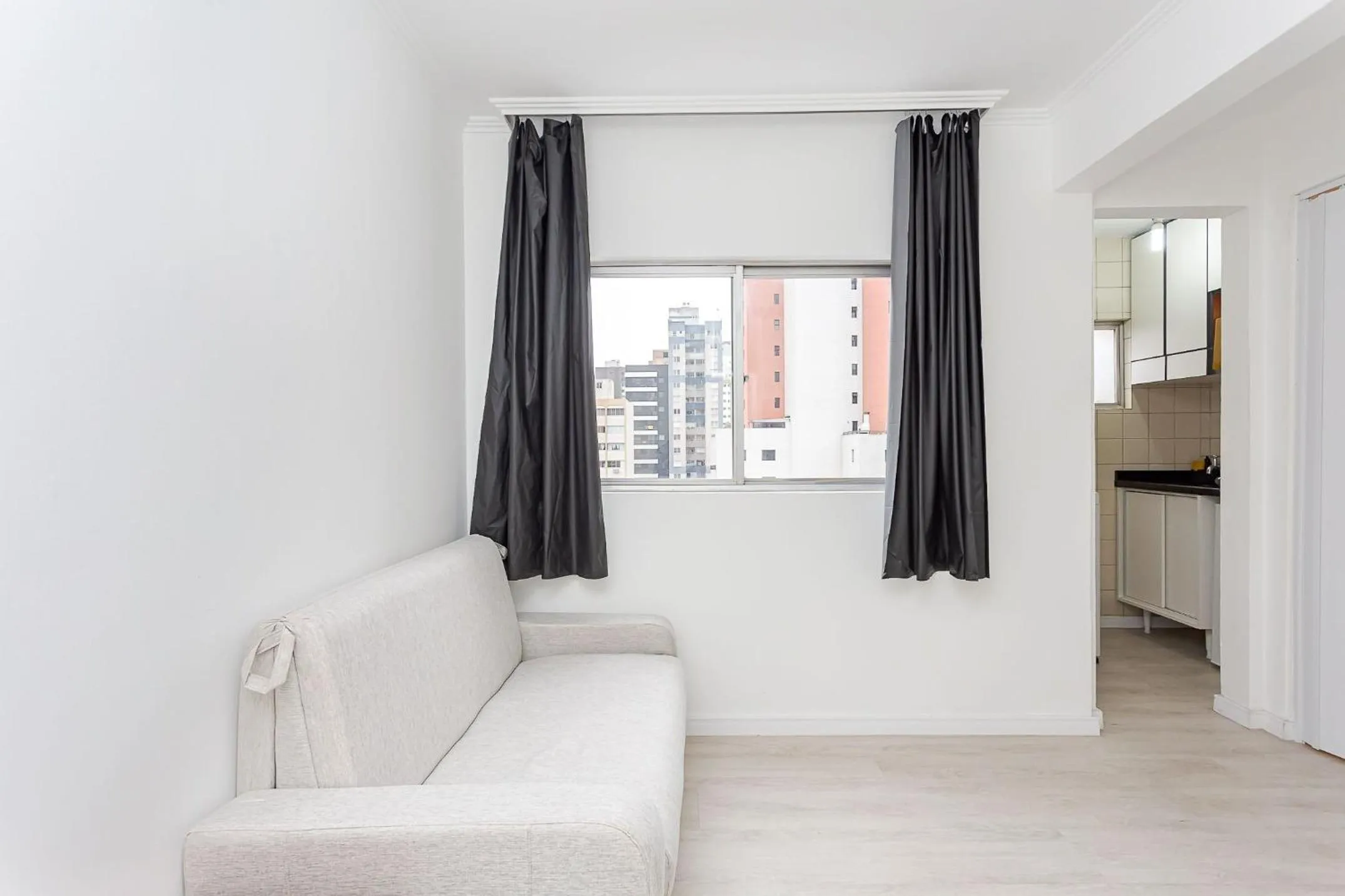 Living room, Bed in Ed. Charlie Chaplin | Prédio no coração de Curitiba | Gonzaga Stays