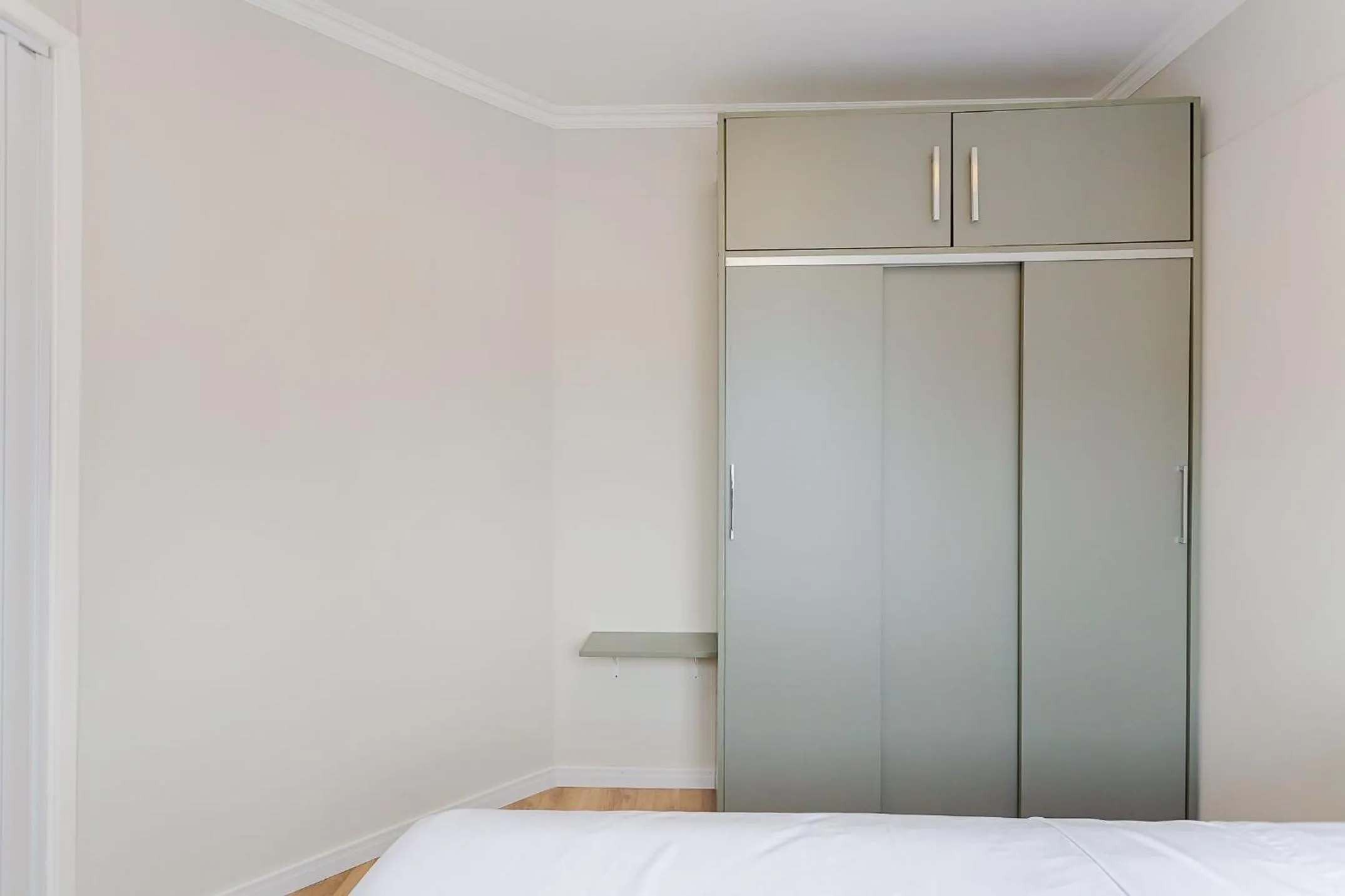 Bedroom in Ed. Charlie Chaplin | Prédio no coração de Curitiba | Gonzaga Stays