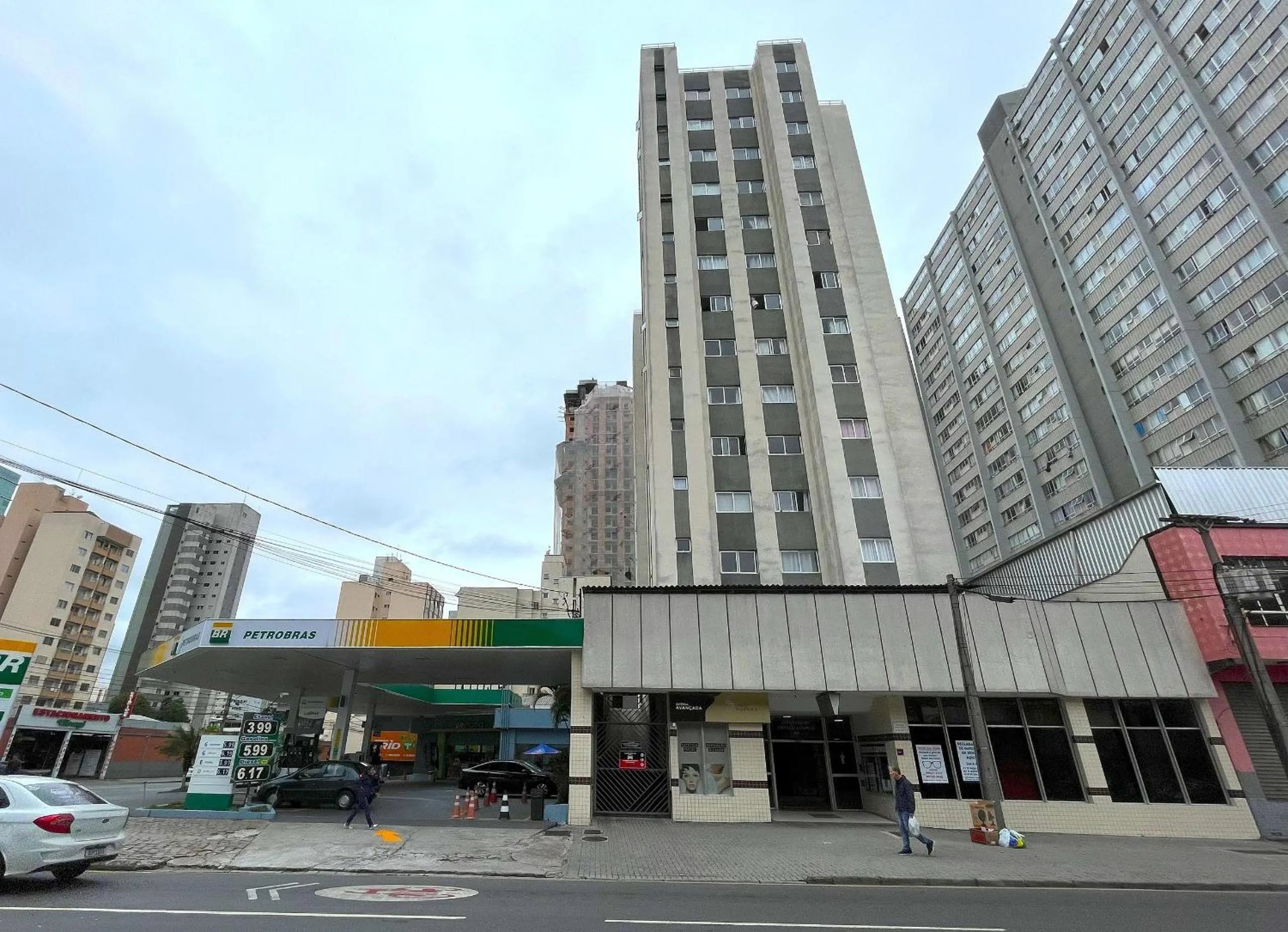 Facade/entrance in Ed. Charlie Chaplin | Prédio no coração de Curitiba | Gonzaga Stays
