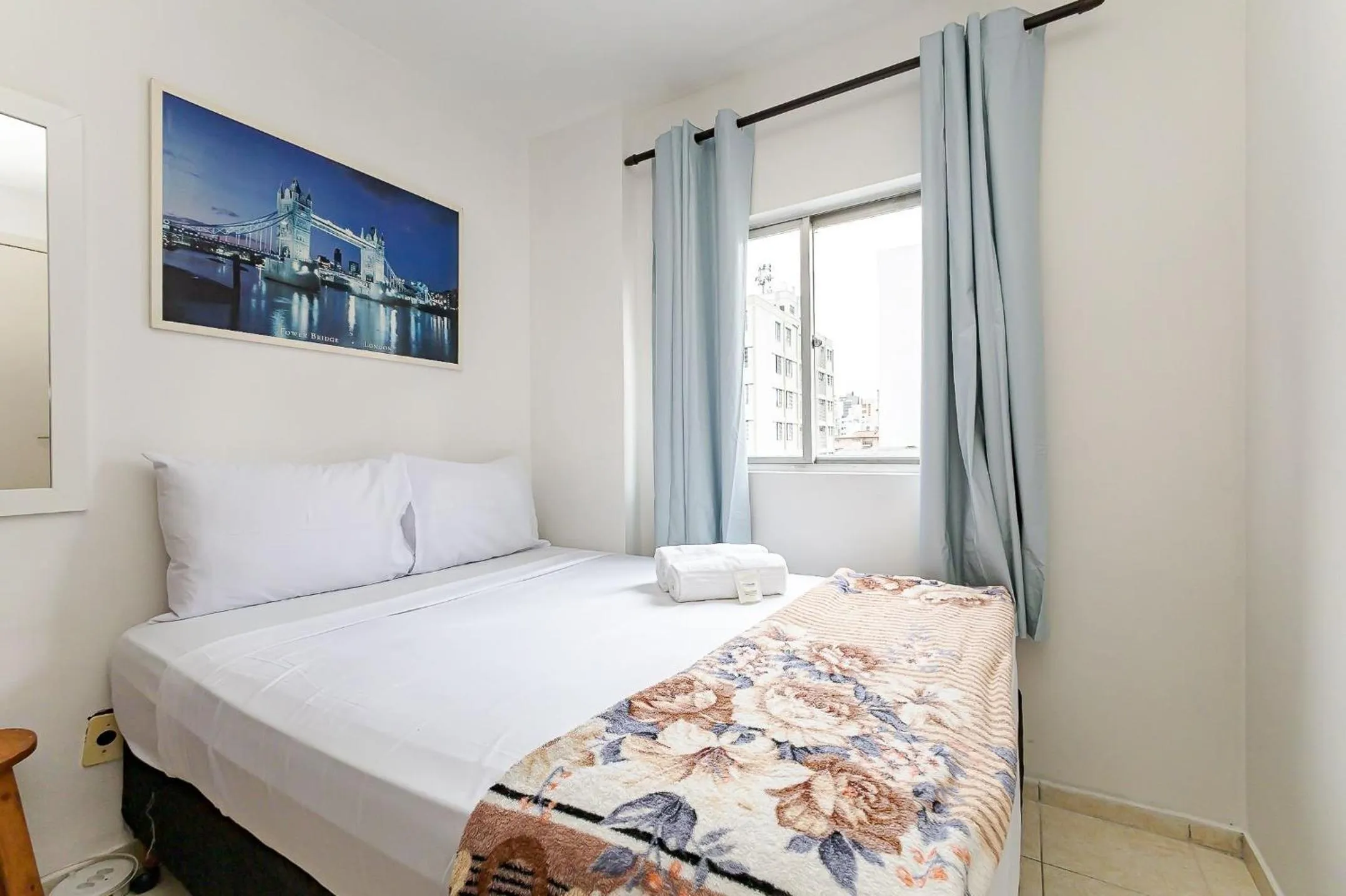 Bedroom, Bed in Ed. Charlie Chaplin | Prédio no coração de Curitiba | Gonzaga Stays