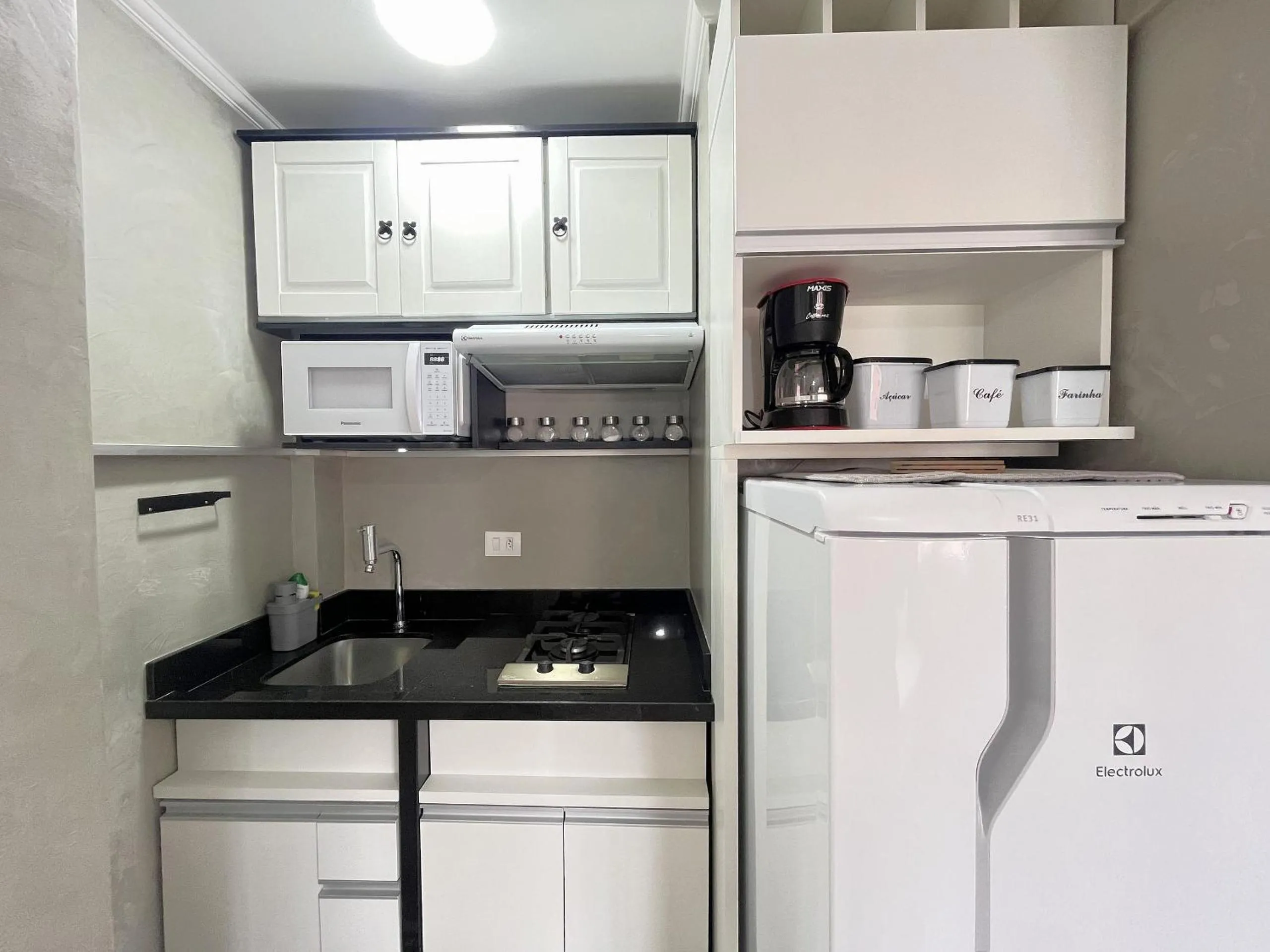 Kitchen or kitchenette in Ed. Charlie Chaplin | Prédio no coração de Curitiba | Gonzaga Stays