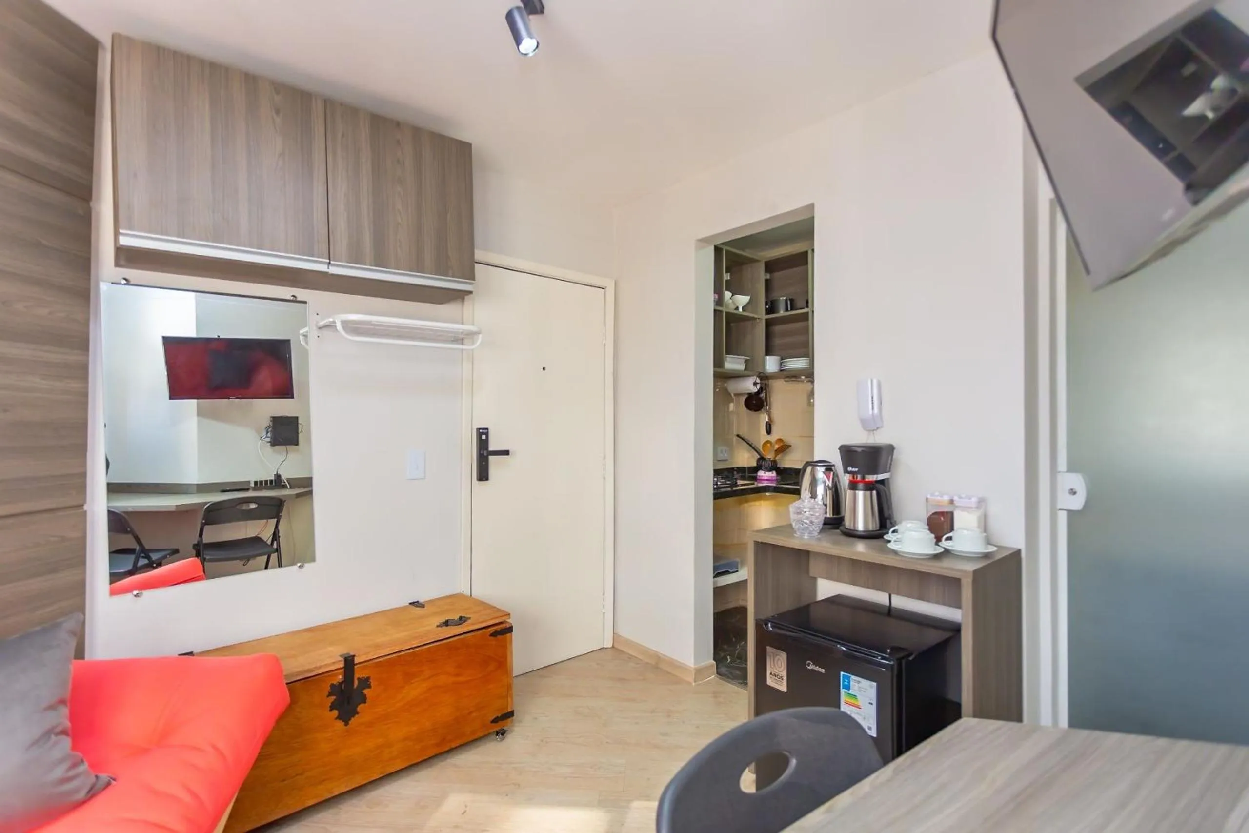 Living room in Ed. Charlie Chaplin | Prédio no coração de Curitiba | Gonzaga Stays