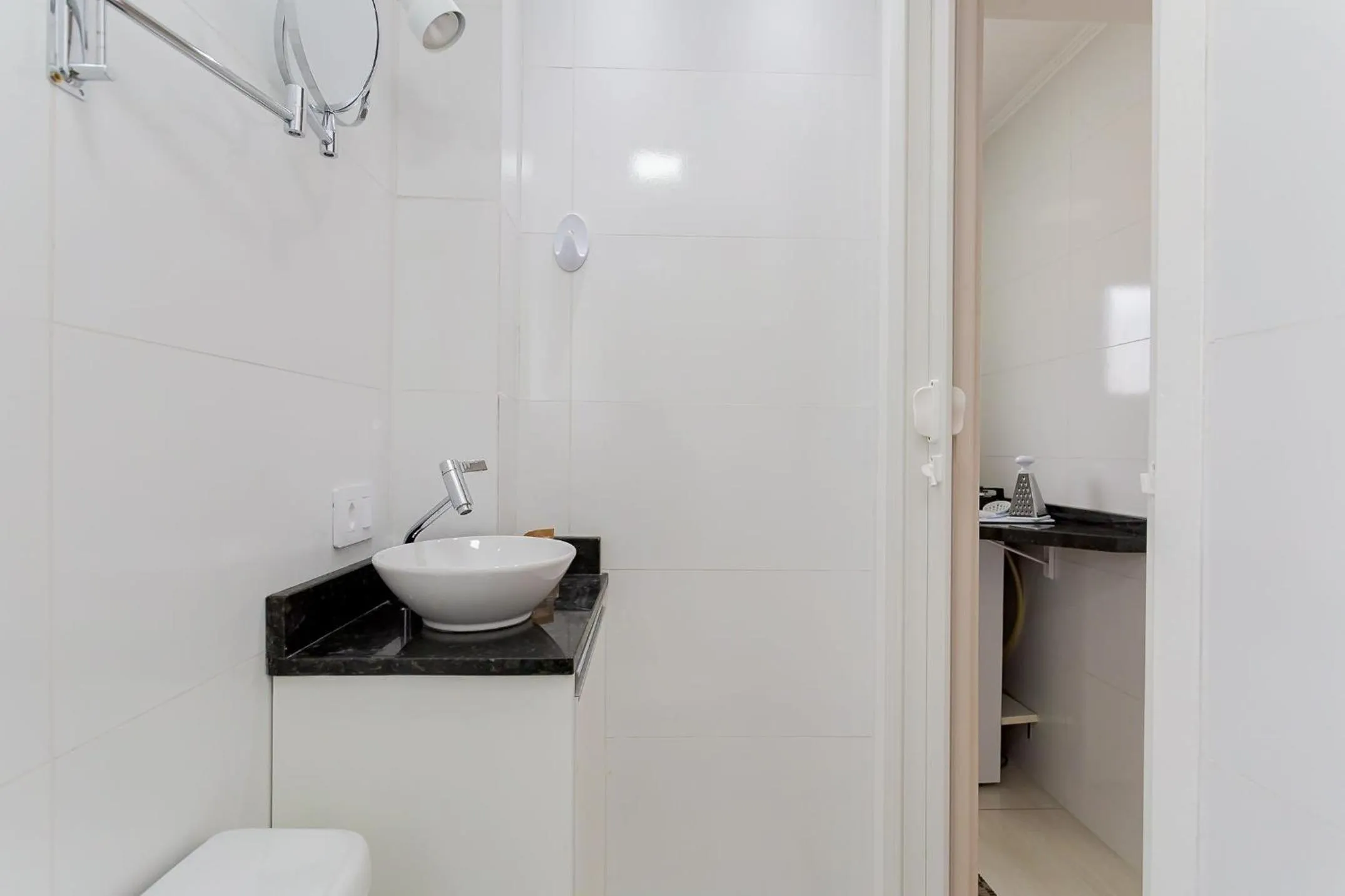 Toilet in Ed. Charlie Chaplin | Prédio no coração de Curitiba | Gonzaga Stays