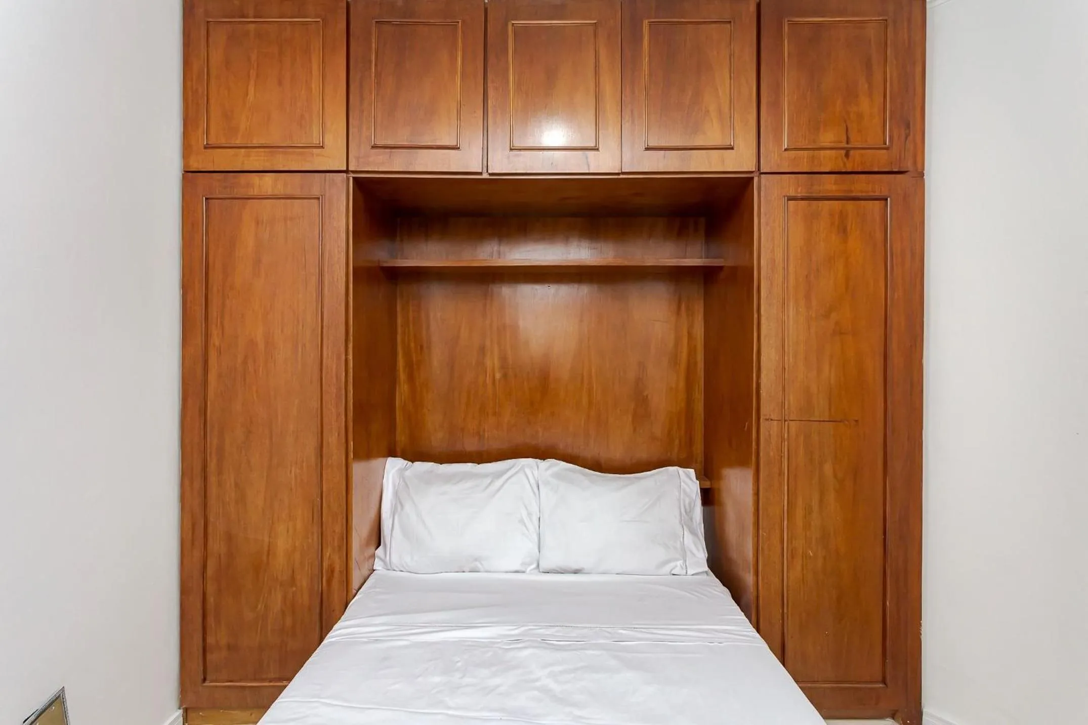 Bedroom, Bed in Ed. Charlie Chaplin | Prédio no coração de Curitiba | Gonzaga Stays