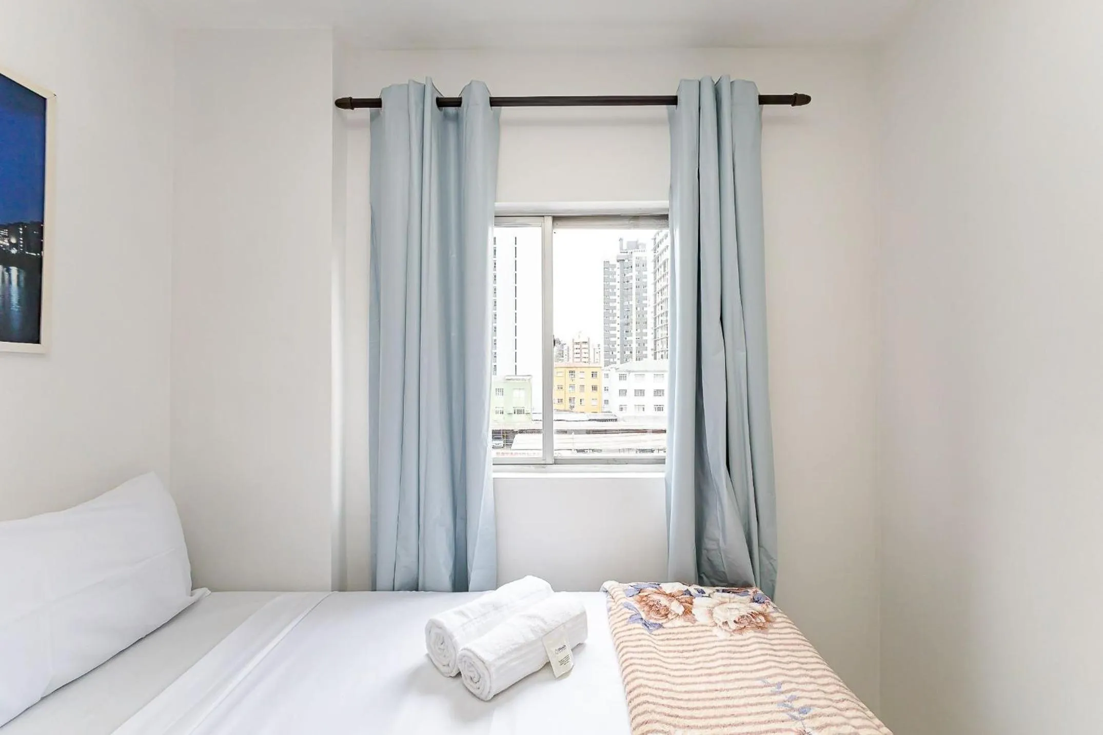 Bedroom, Bed in Ed. Charlie Chaplin | Prédio no coração de Curitiba | Gonzaga Stays