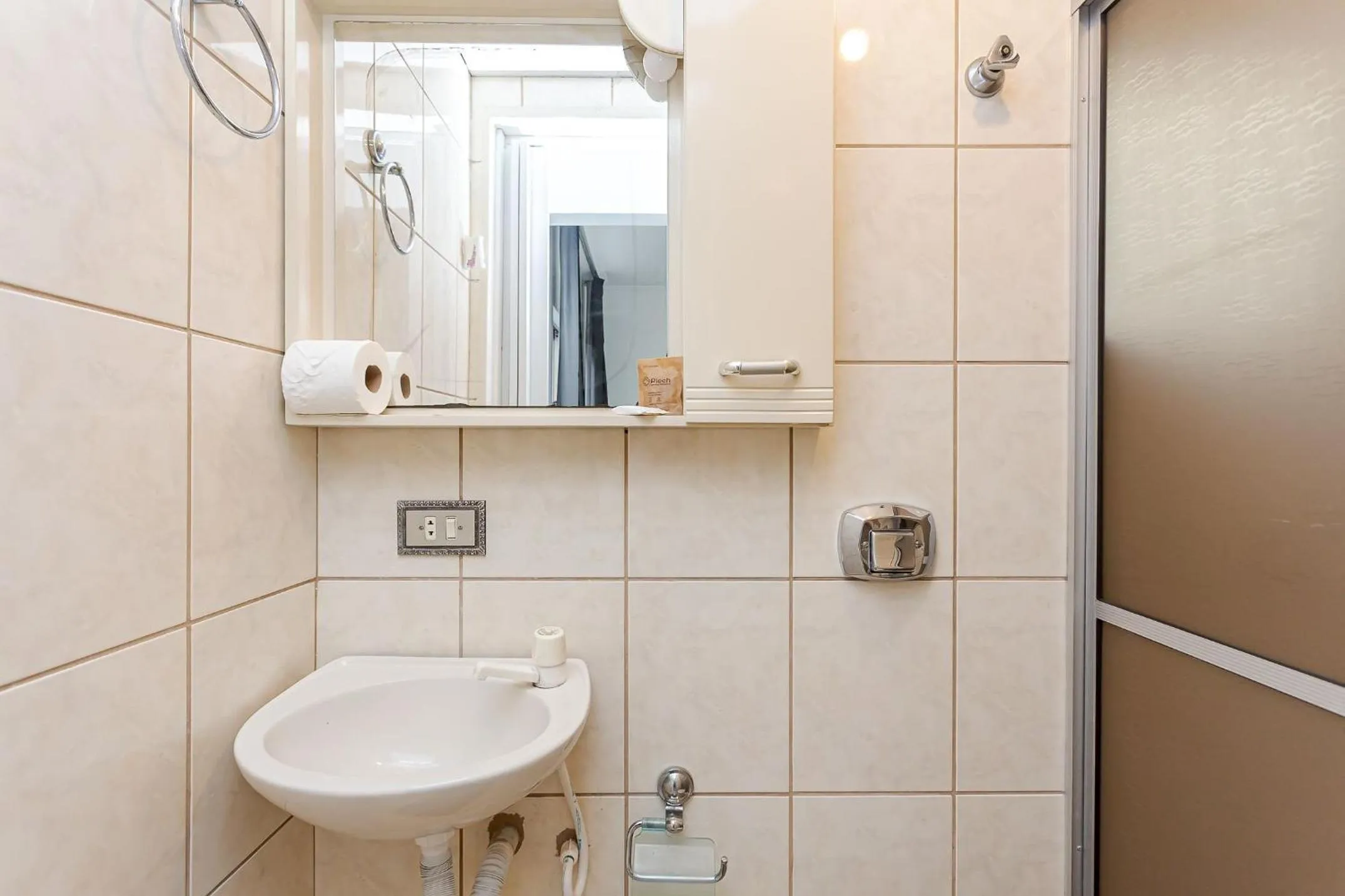 Toilet in Ed. Charlie Chaplin | Prédio no coração de Curitiba | Gonzaga Stays