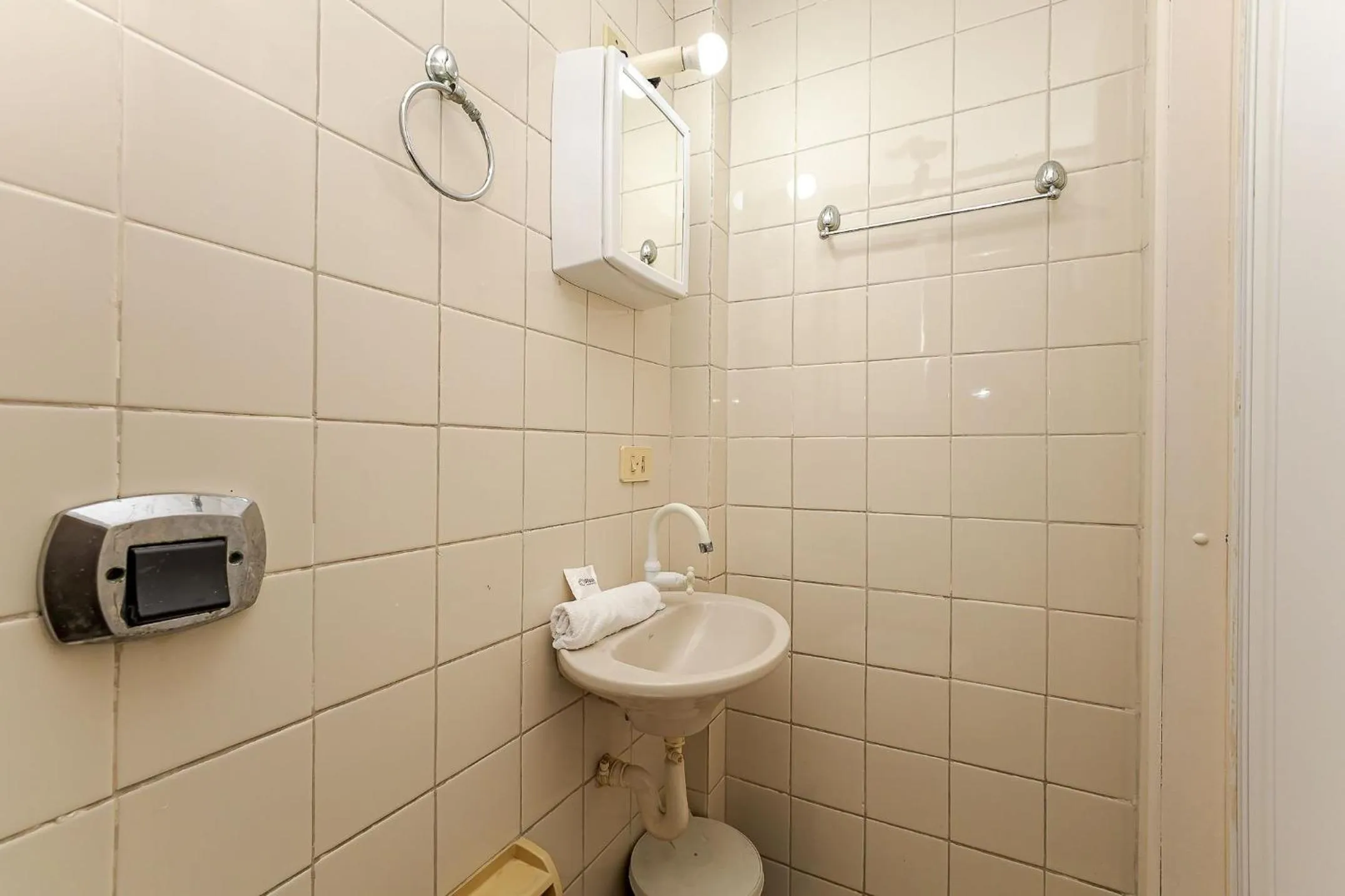 Toilet in Ed. Charlie Chaplin | Prédio no coração de Curitiba | Gonzaga Stays