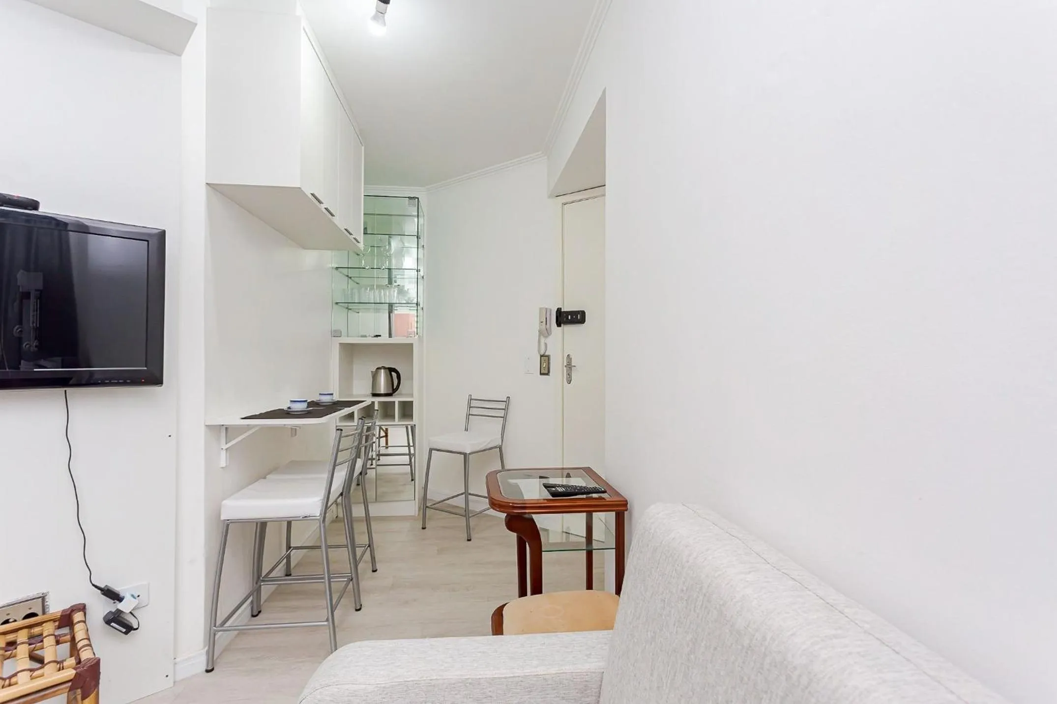 Living room in Ed. Charlie Chaplin | Prédio no coração de Curitiba | Gonzaga Stays