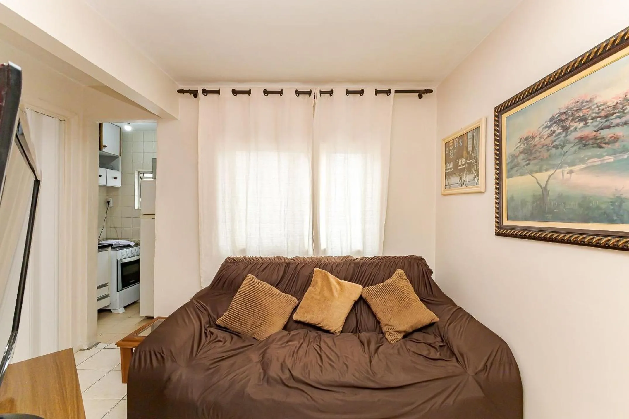 Living room, Bed in Ed. Charlie Chaplin | Prédio no coração de Curitiba | Gonzaga Stays