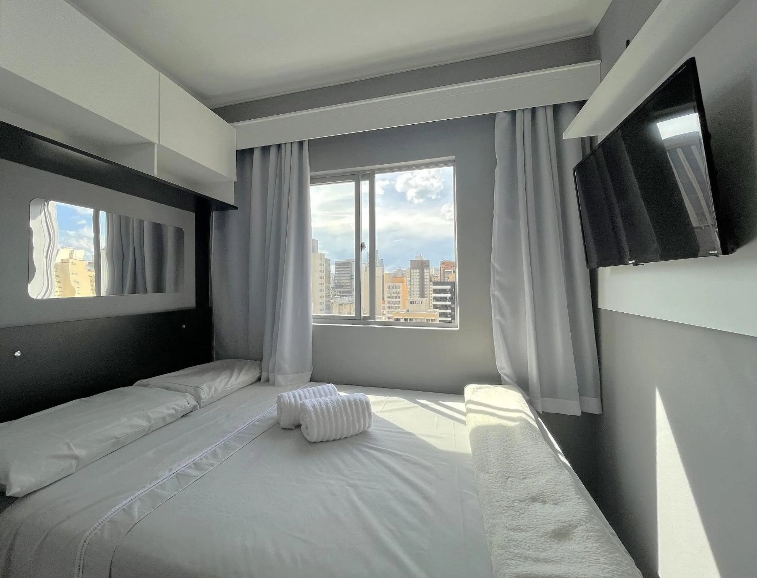 Photo of the whole room, Bed in Ed. Charlie Chaplin | Prédio no coração de Curitiba | Gonzaga Stays