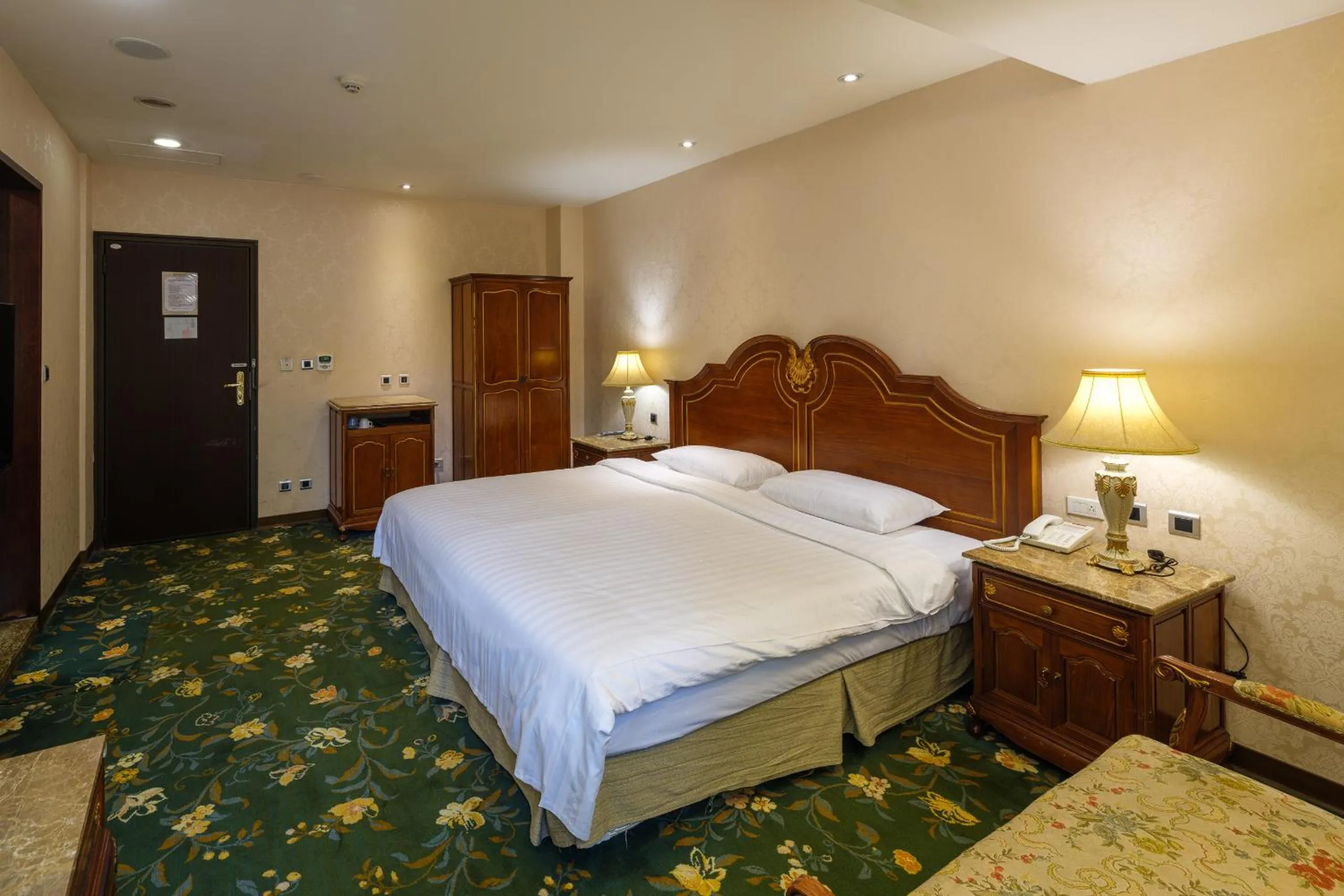 Photo of the whole room, Bed in Grand Pleasure Spring Hotel