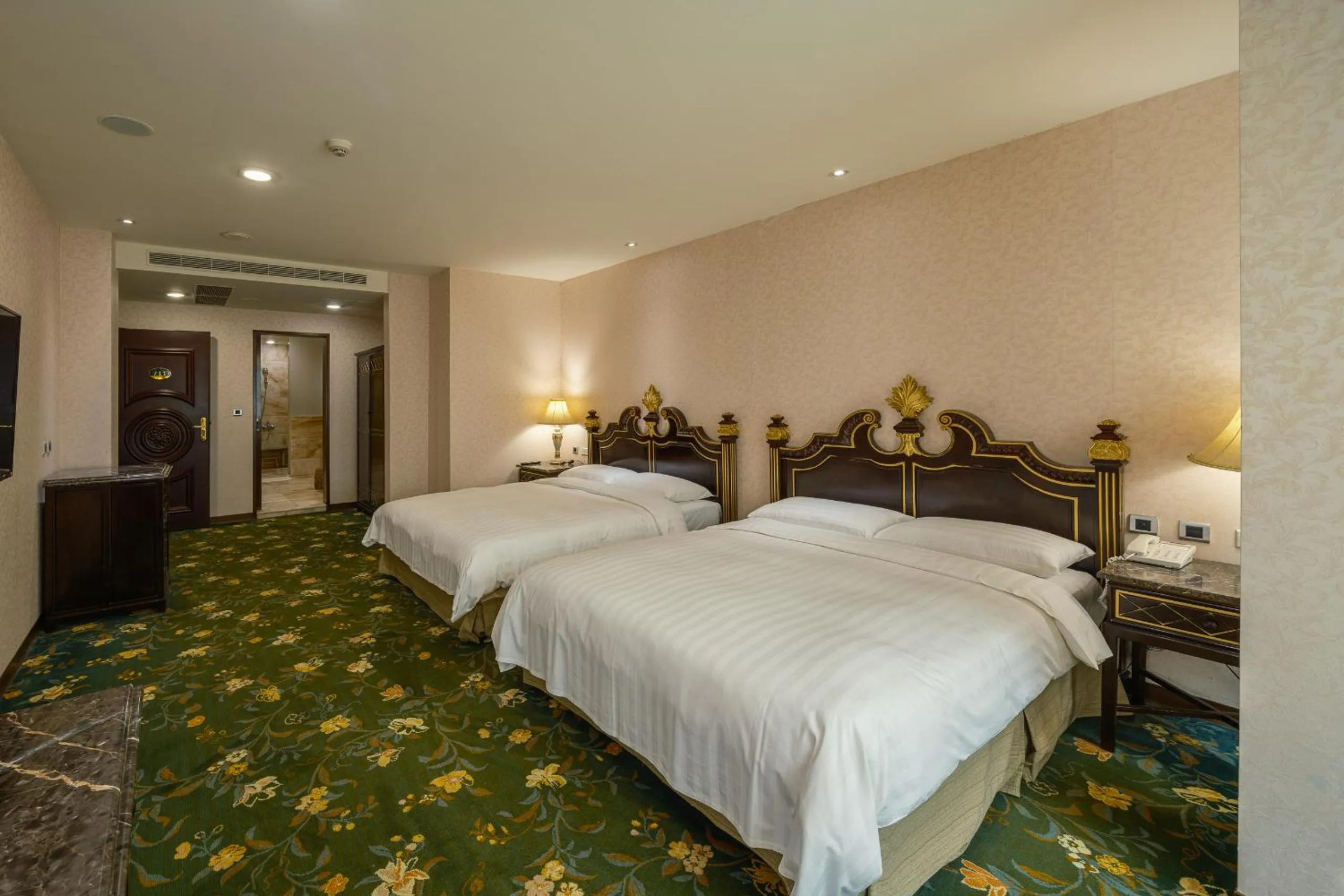 Photo of the whole room, Bed in Grand Pleasure Spring Hotel