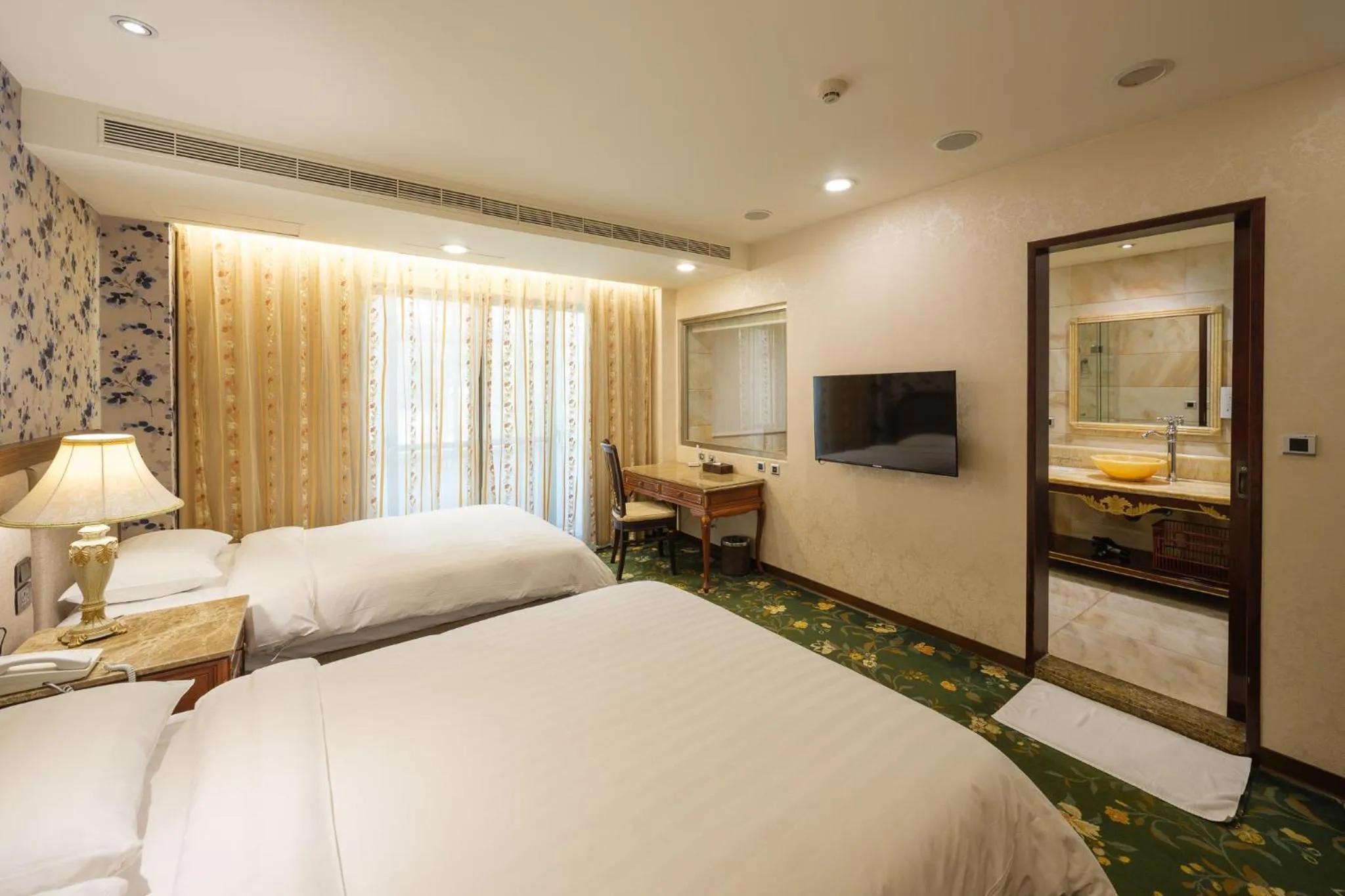 Photo of the whole room, Bed in Grand Pleasure Spring Hotel