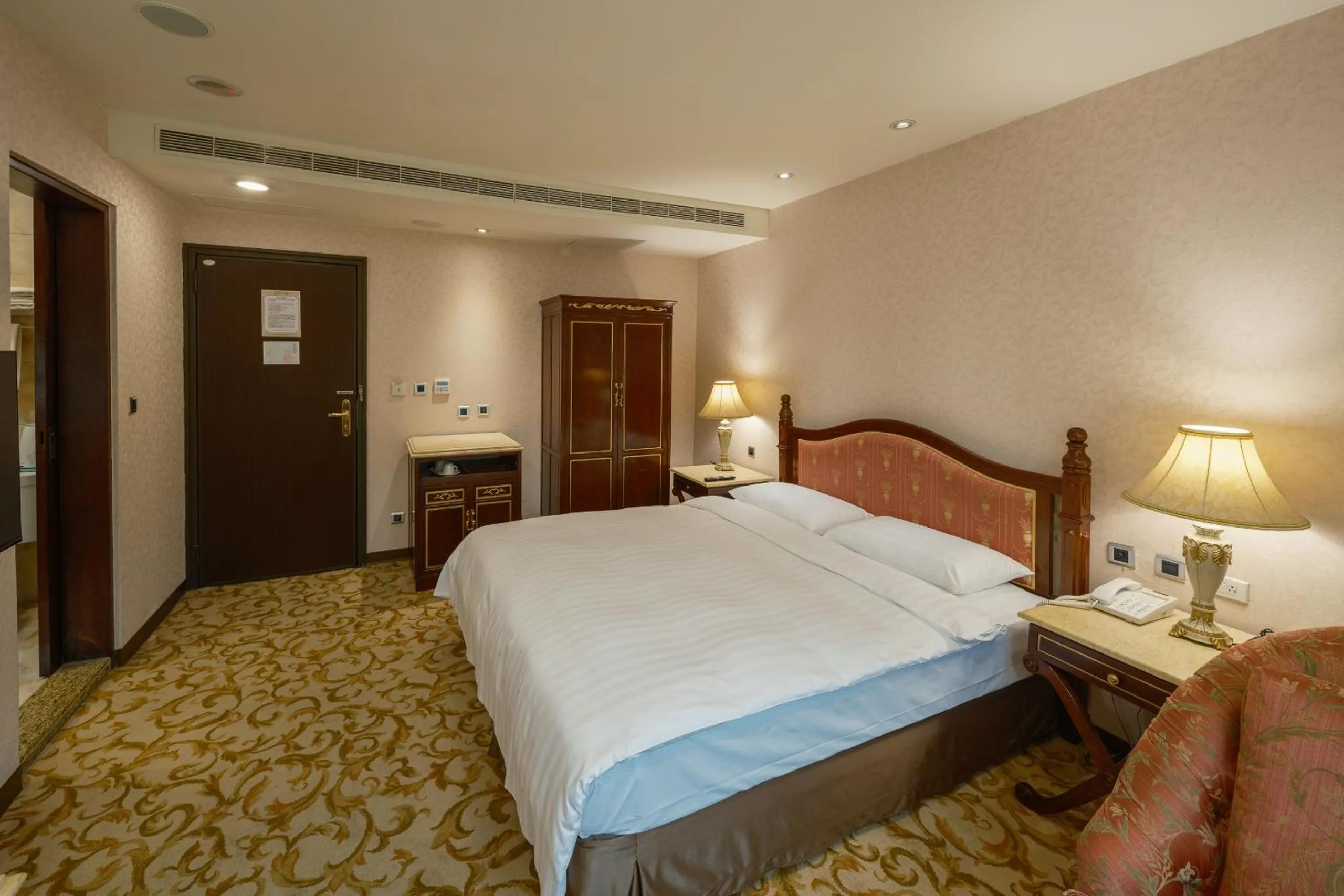 Photo of the whole room, Bed in Grand Pleasure Spring Hotel