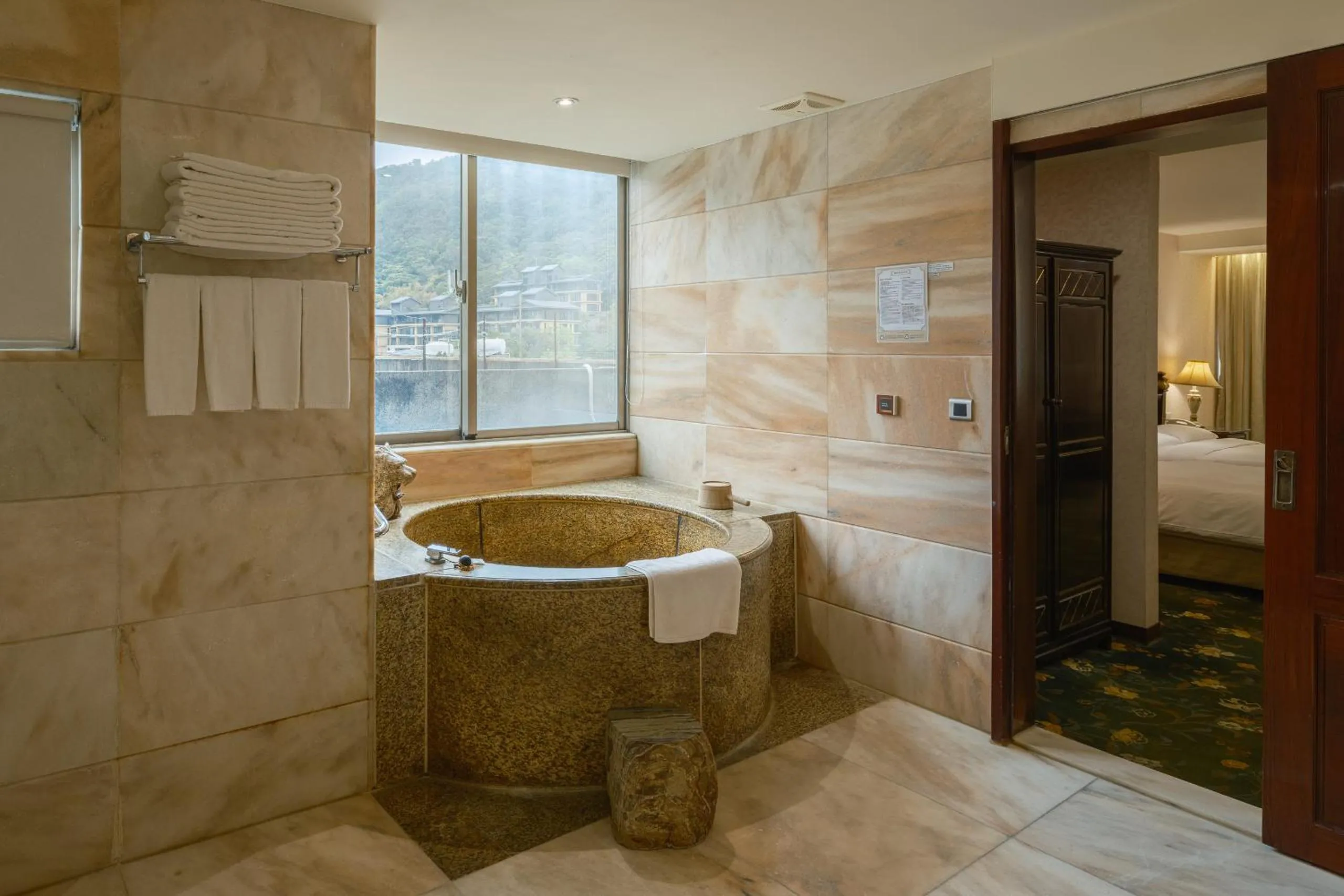 Bath in Grand Pleasure Spring Hotel