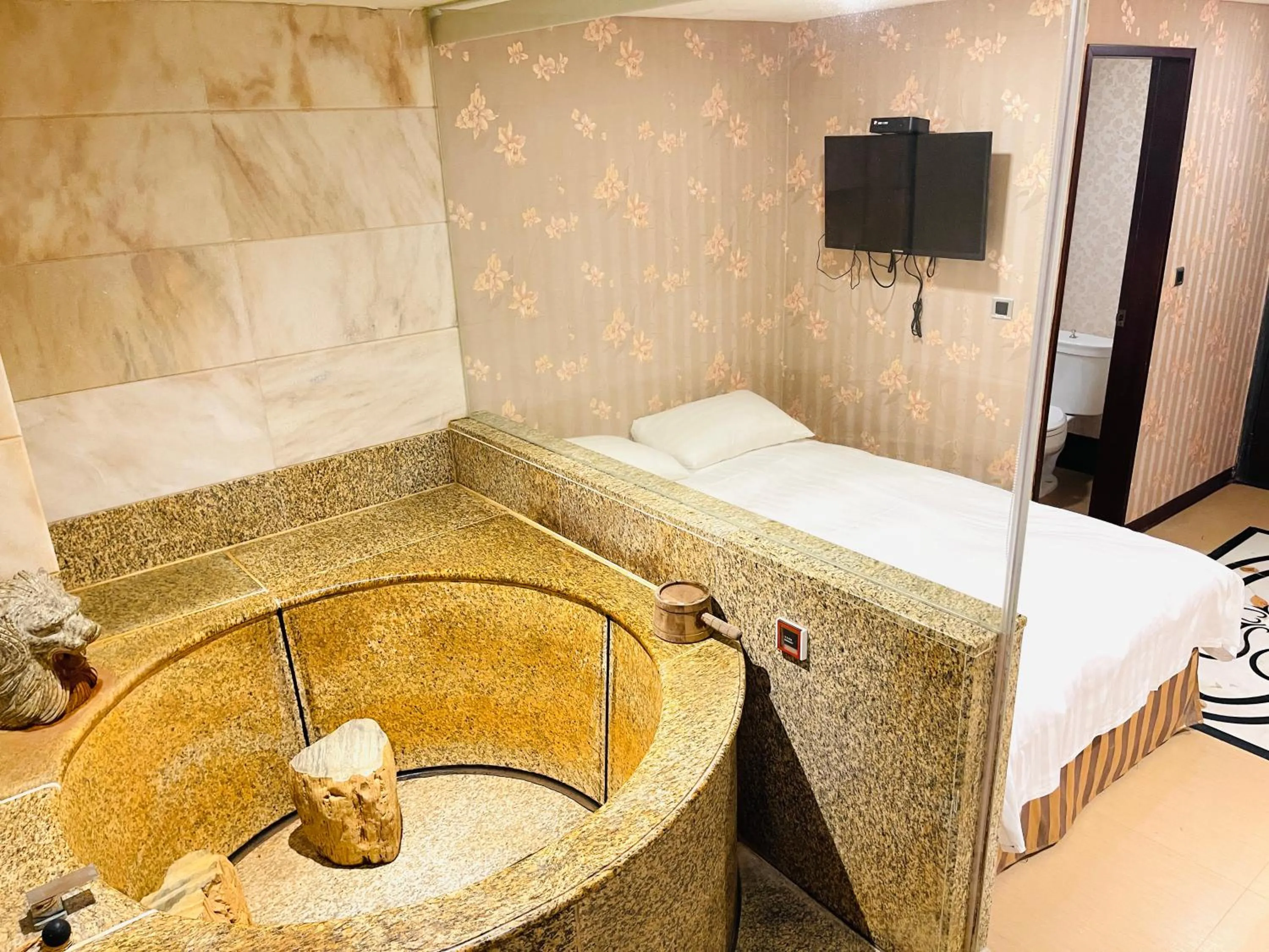 Bath, Bed in Grand Pleasure Spring Hotel
