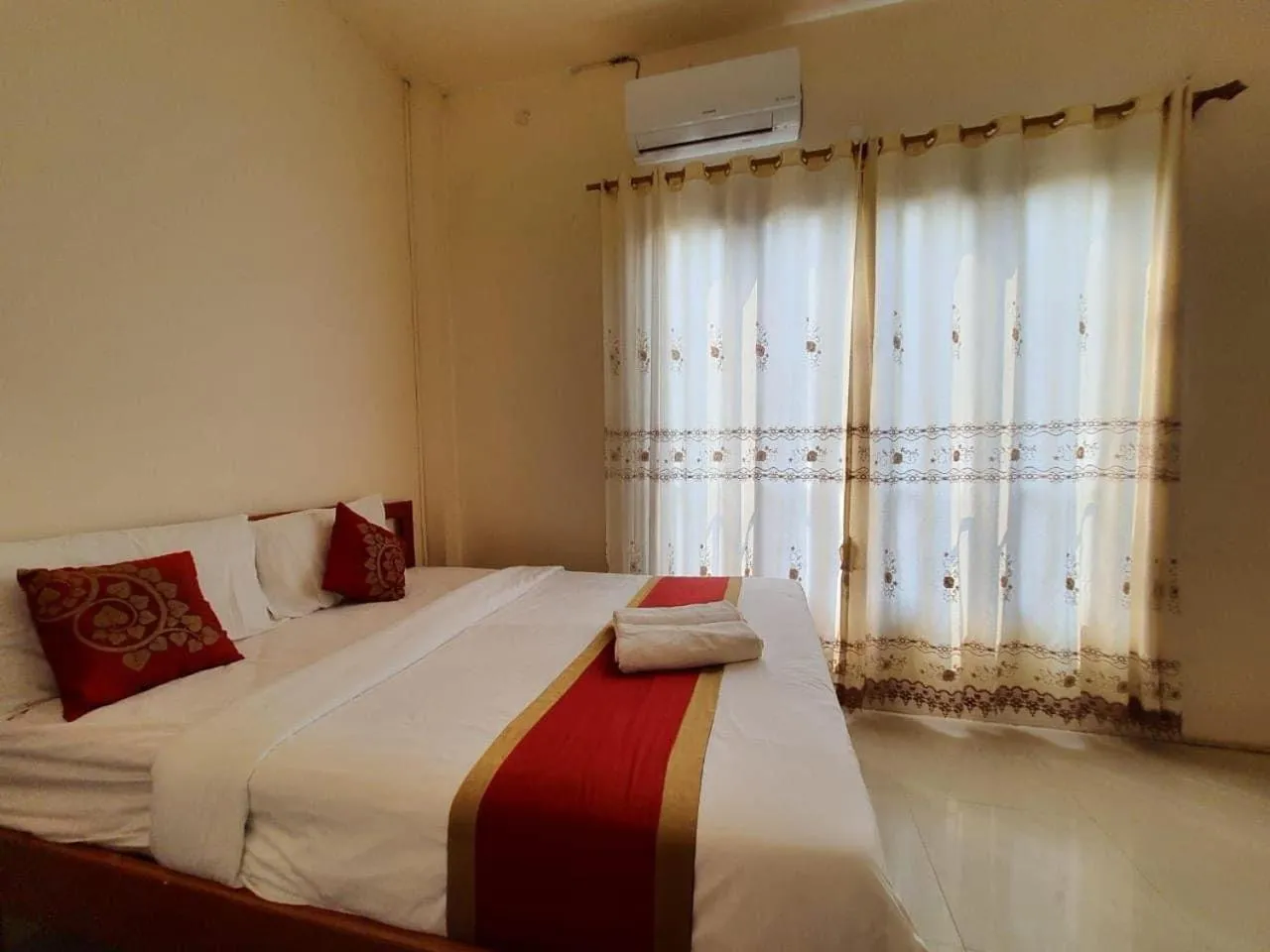 Bed in golden hotel dondet