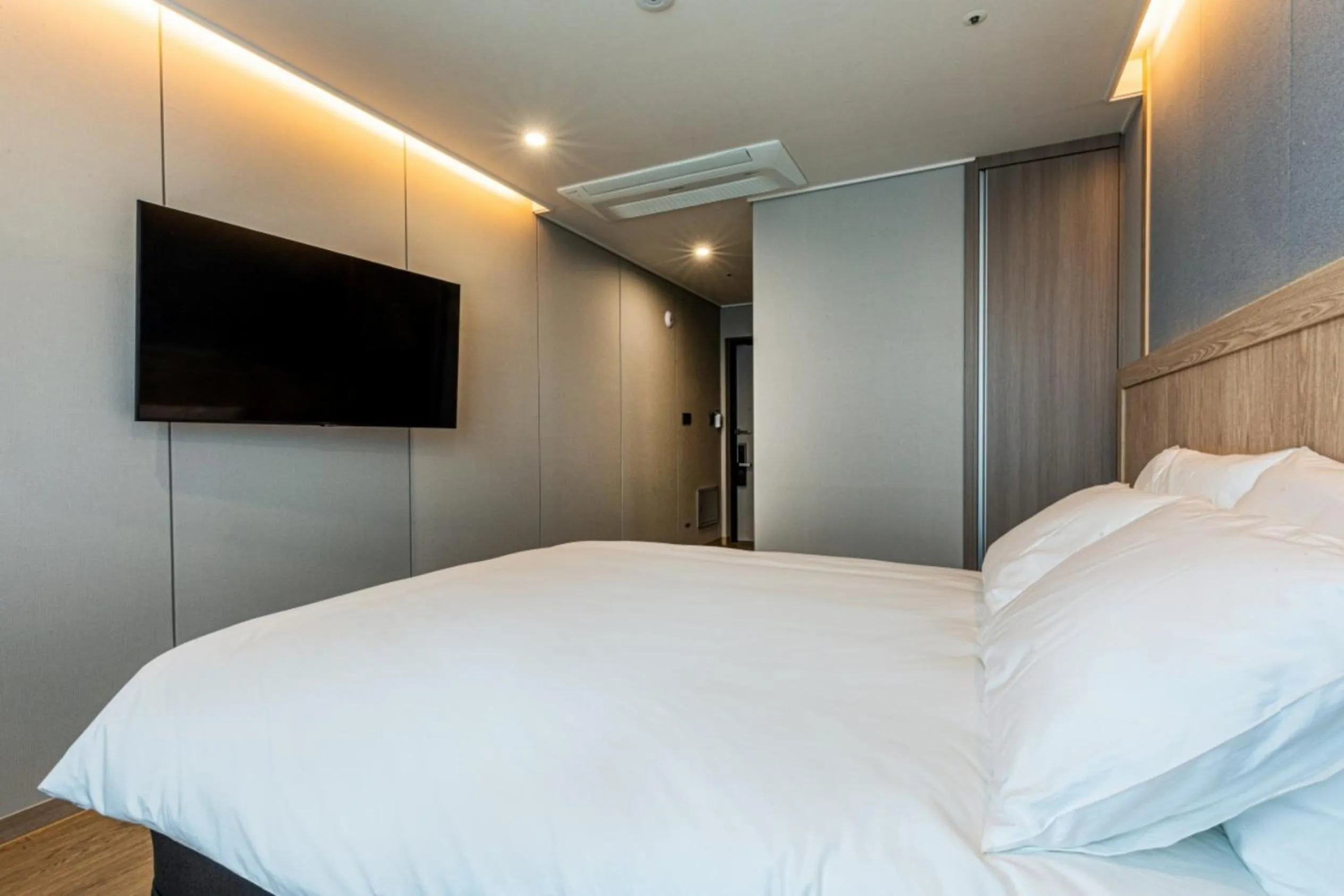 Communal lounge/ TV room, Bed in Jeju Bolton Hotel