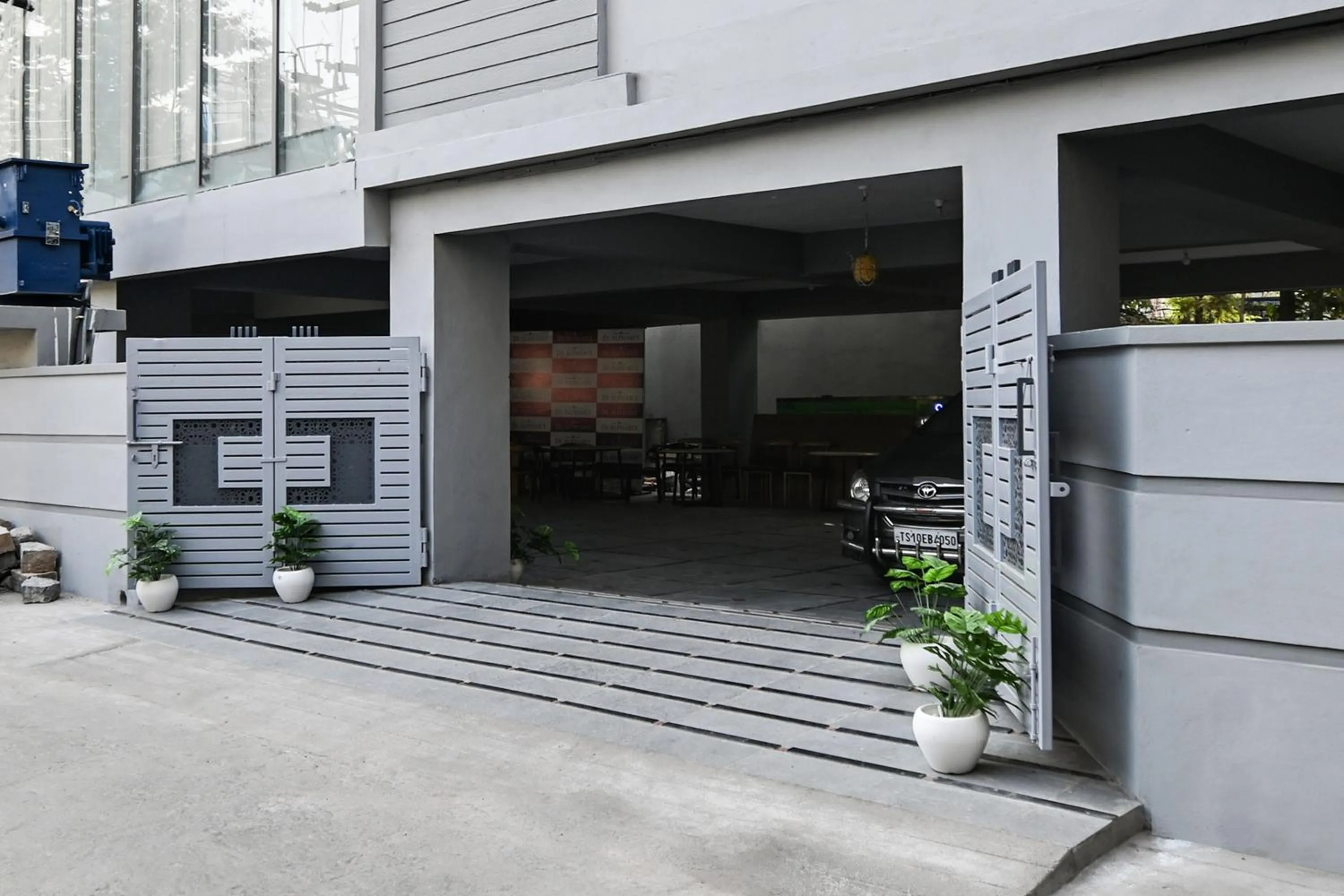 Facade/entrance in Super Townhouse De Alphabet Karmanghat