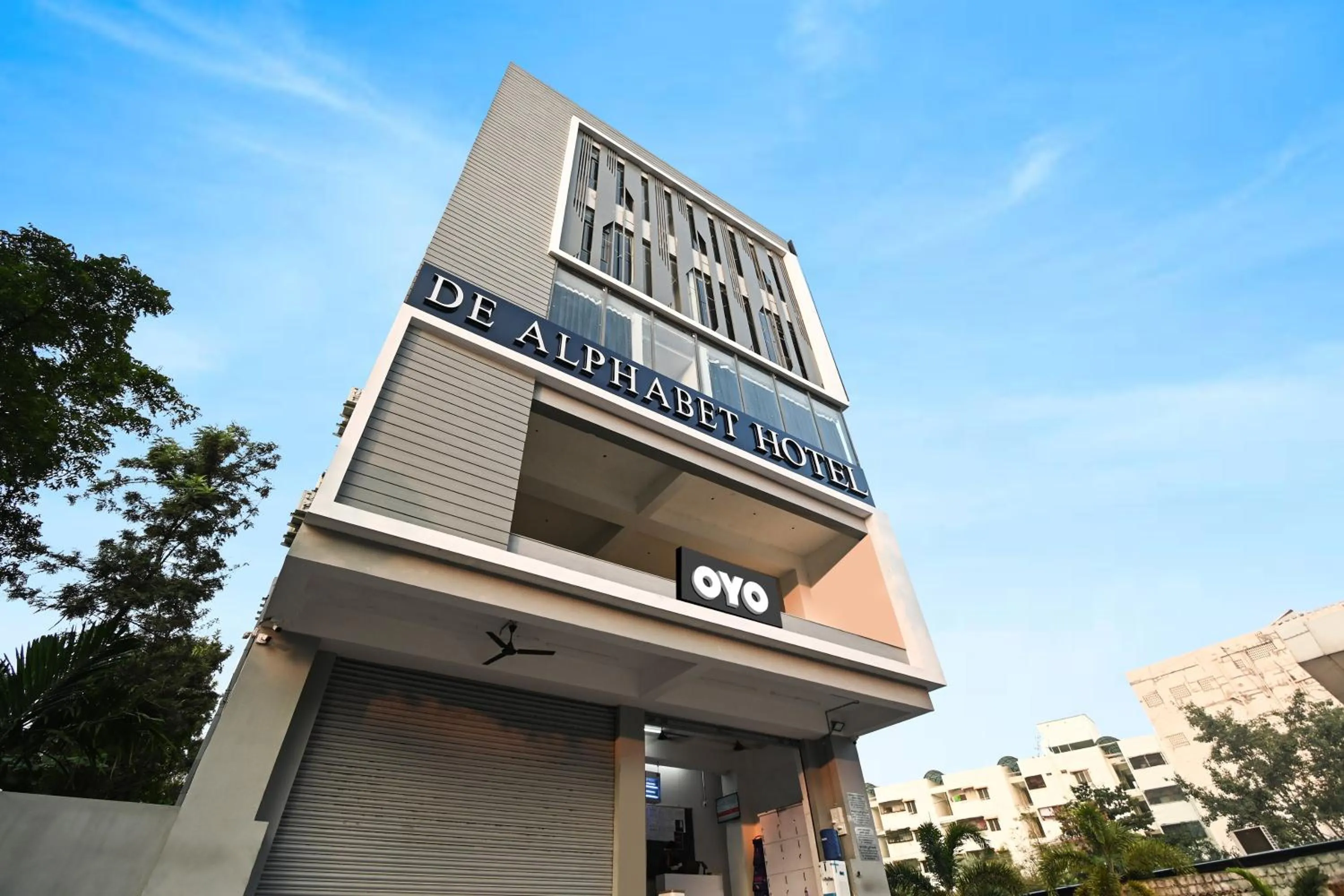 Facade/entrance in Super Townhouse De Alphabet Karmanghat