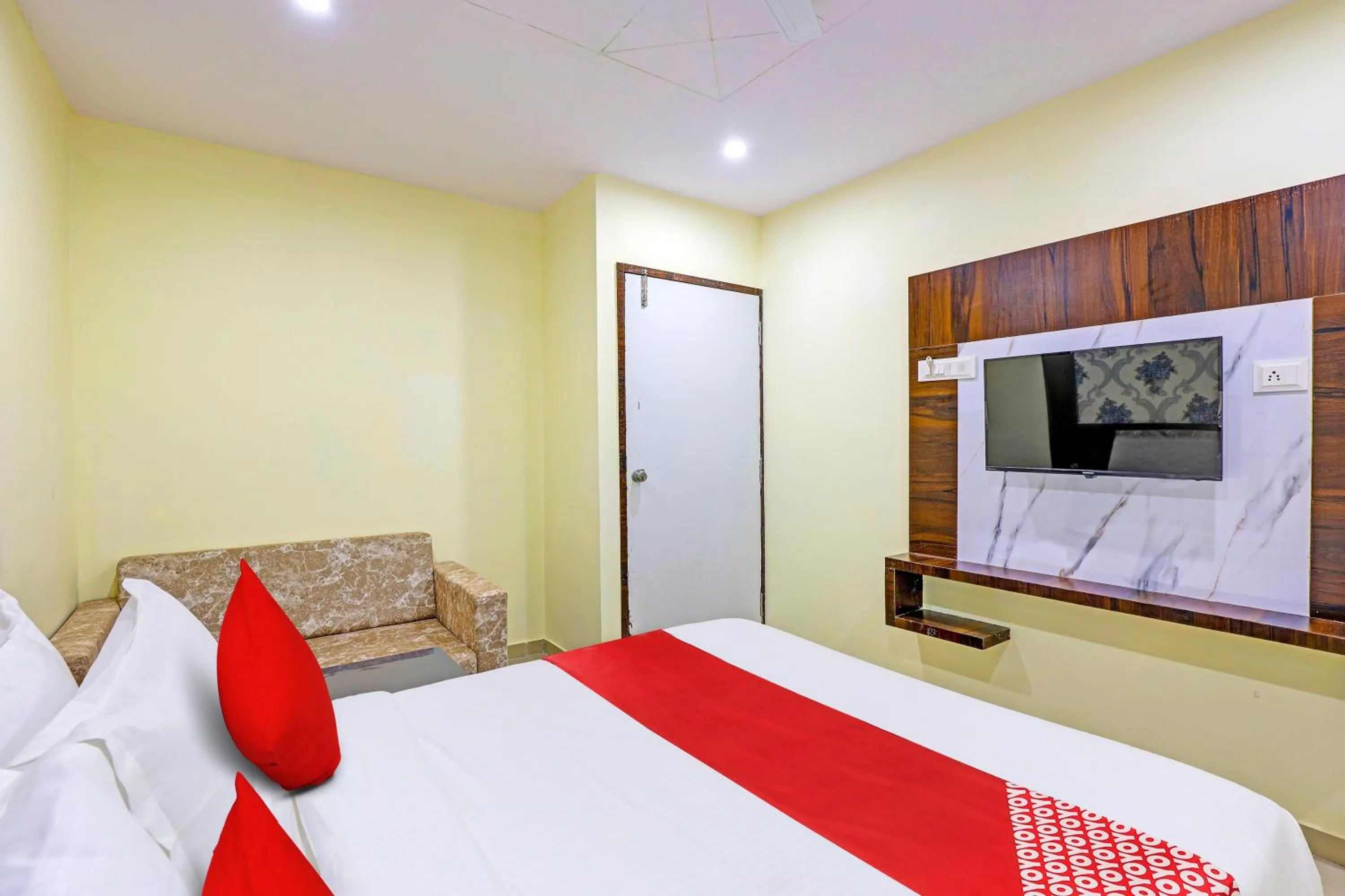 Bathroom, Bed in Hotel O Golden Near Haroni Road