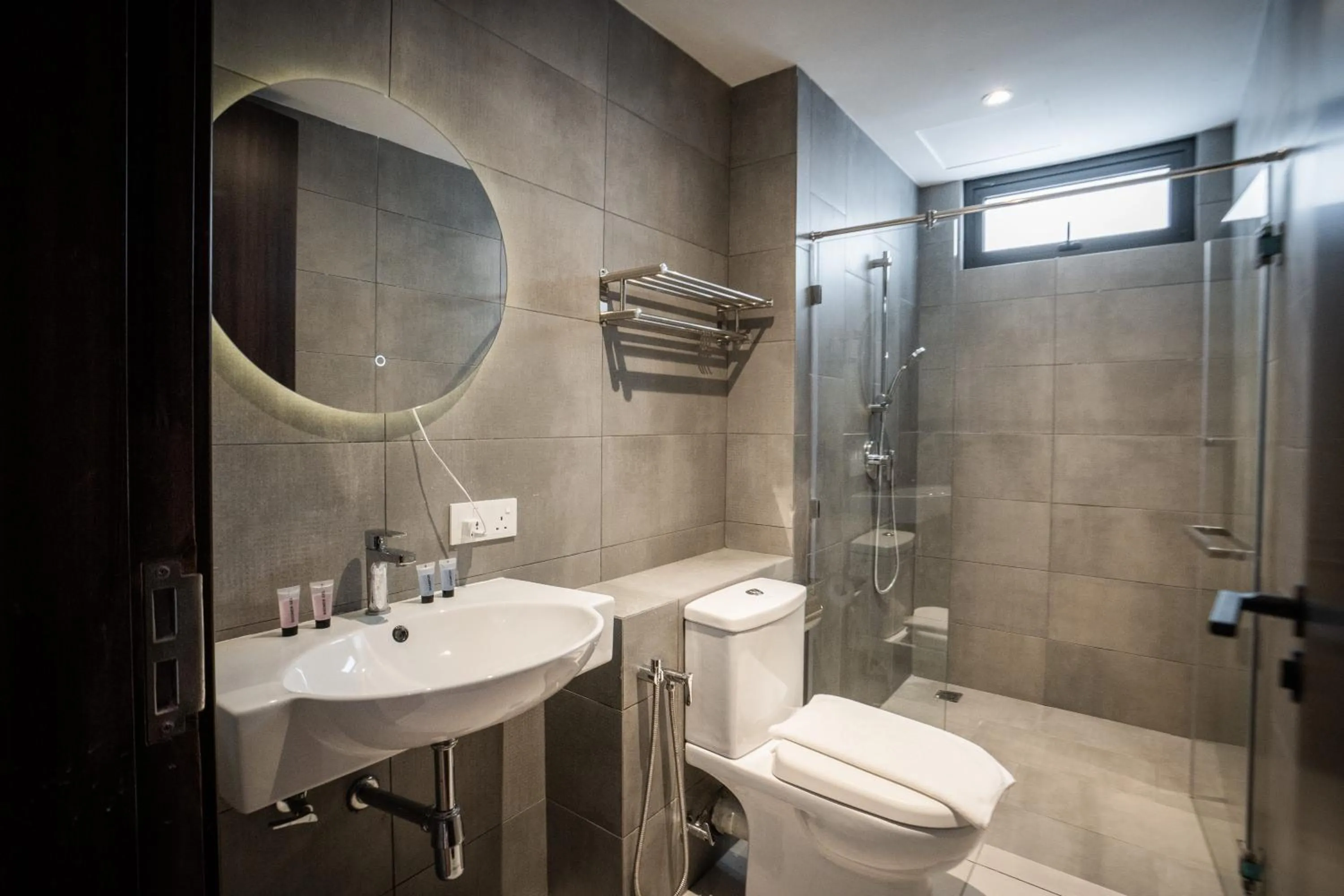 Bathroom in K Avenue by CAIRO