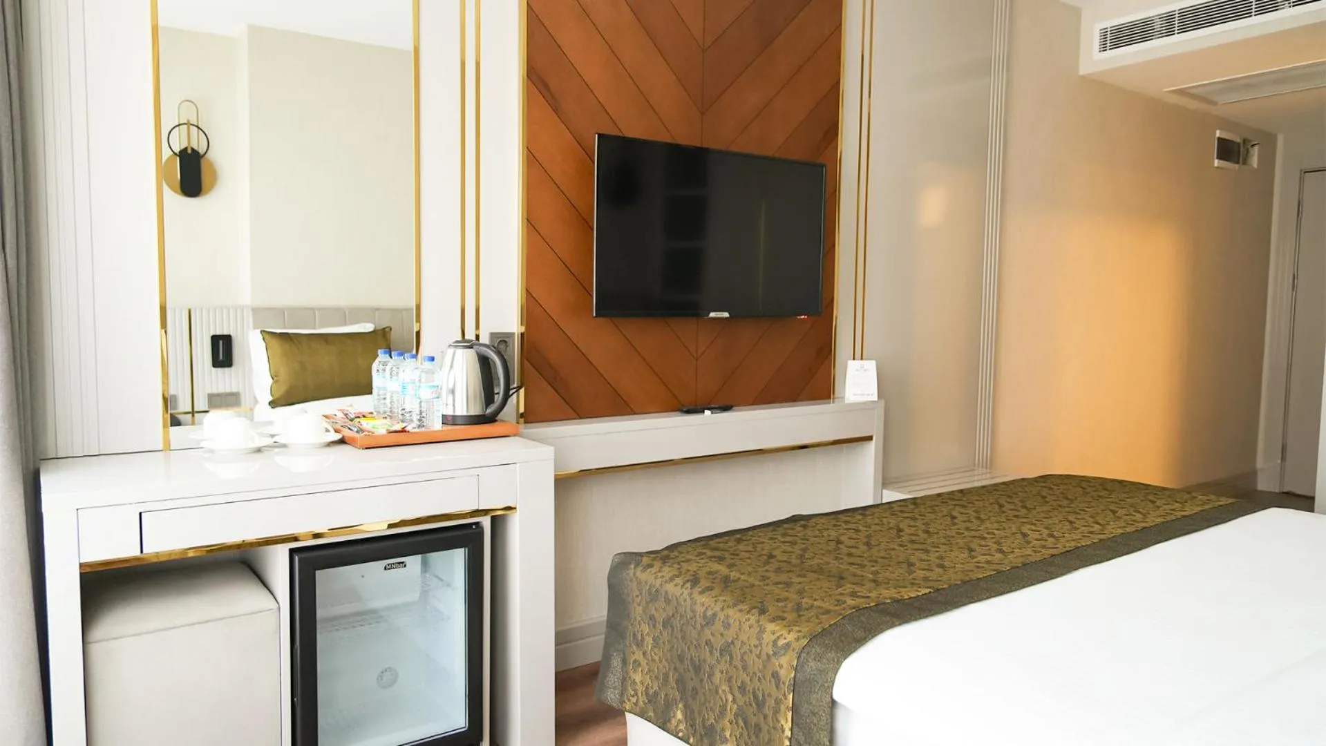 Bed in Sky Hill Hotel