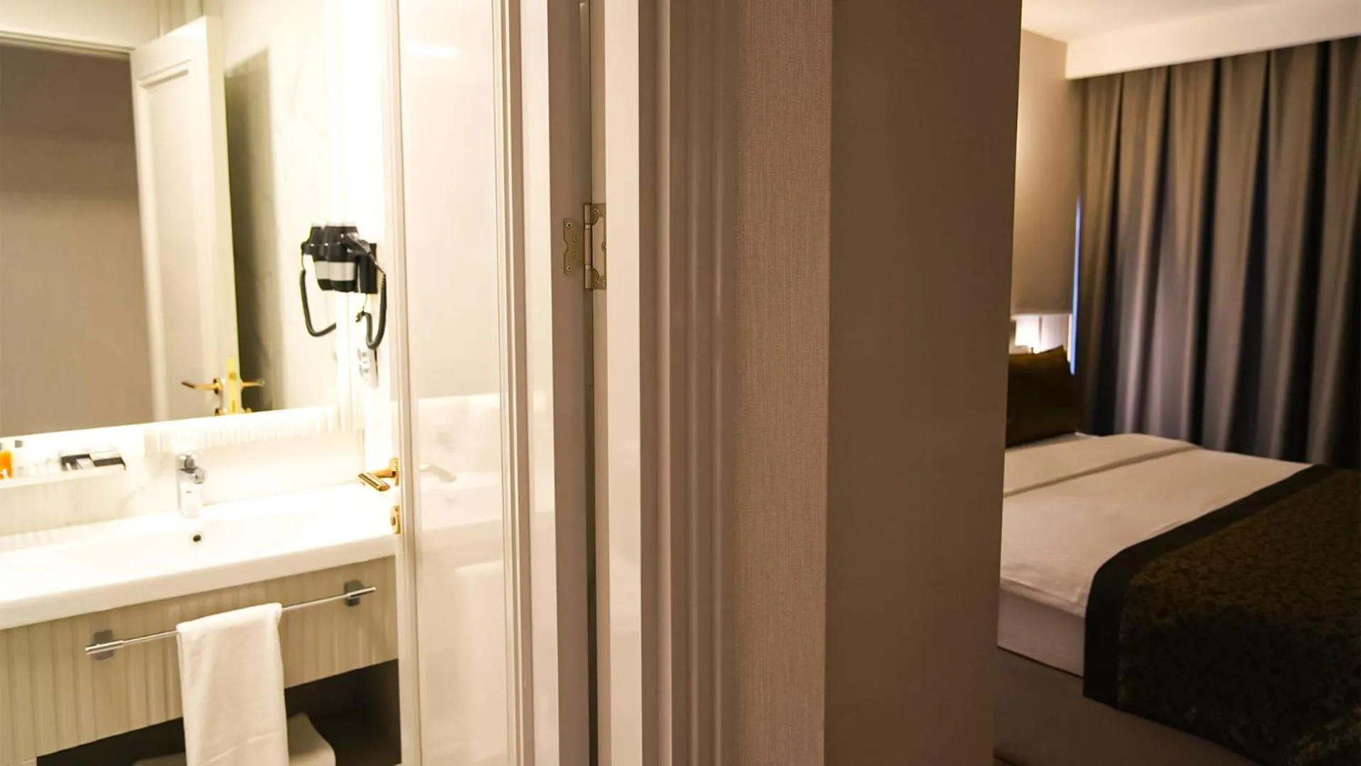 Bed in Sky Hill Hotel