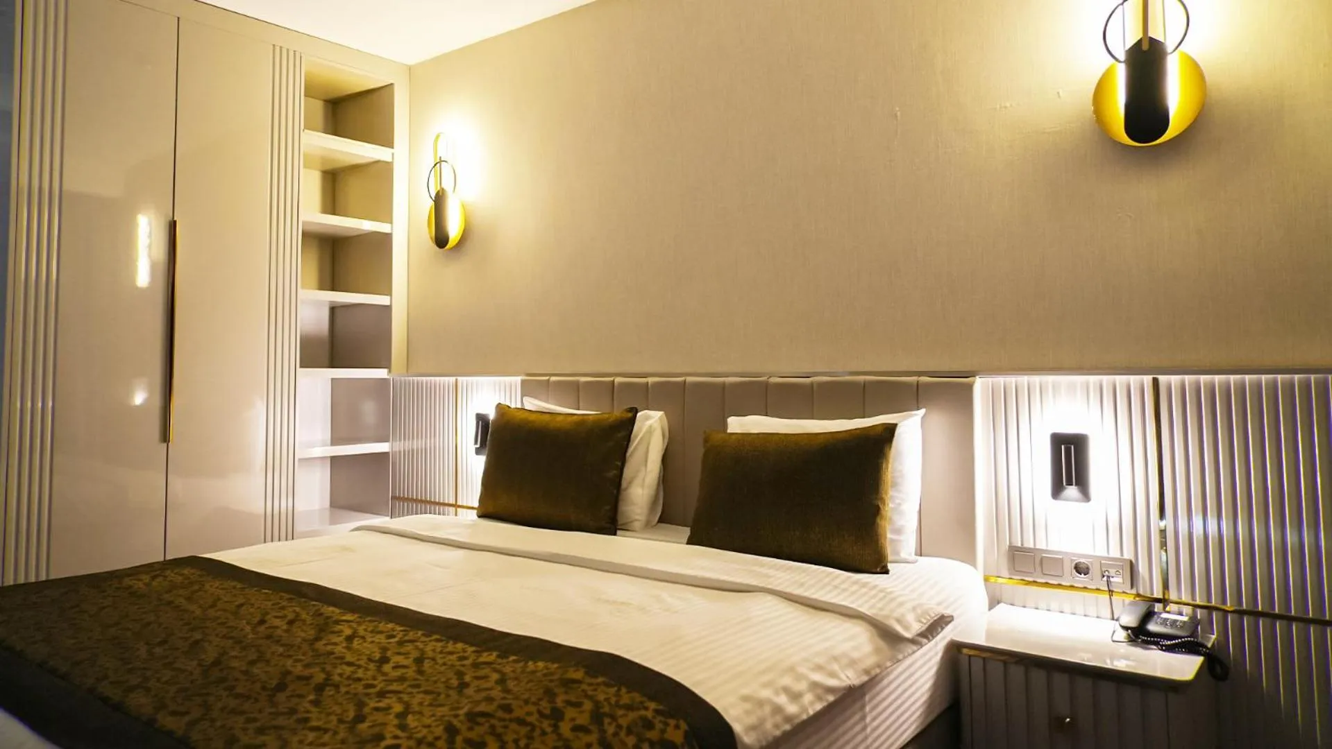 Bed in Sky Hill Hotel