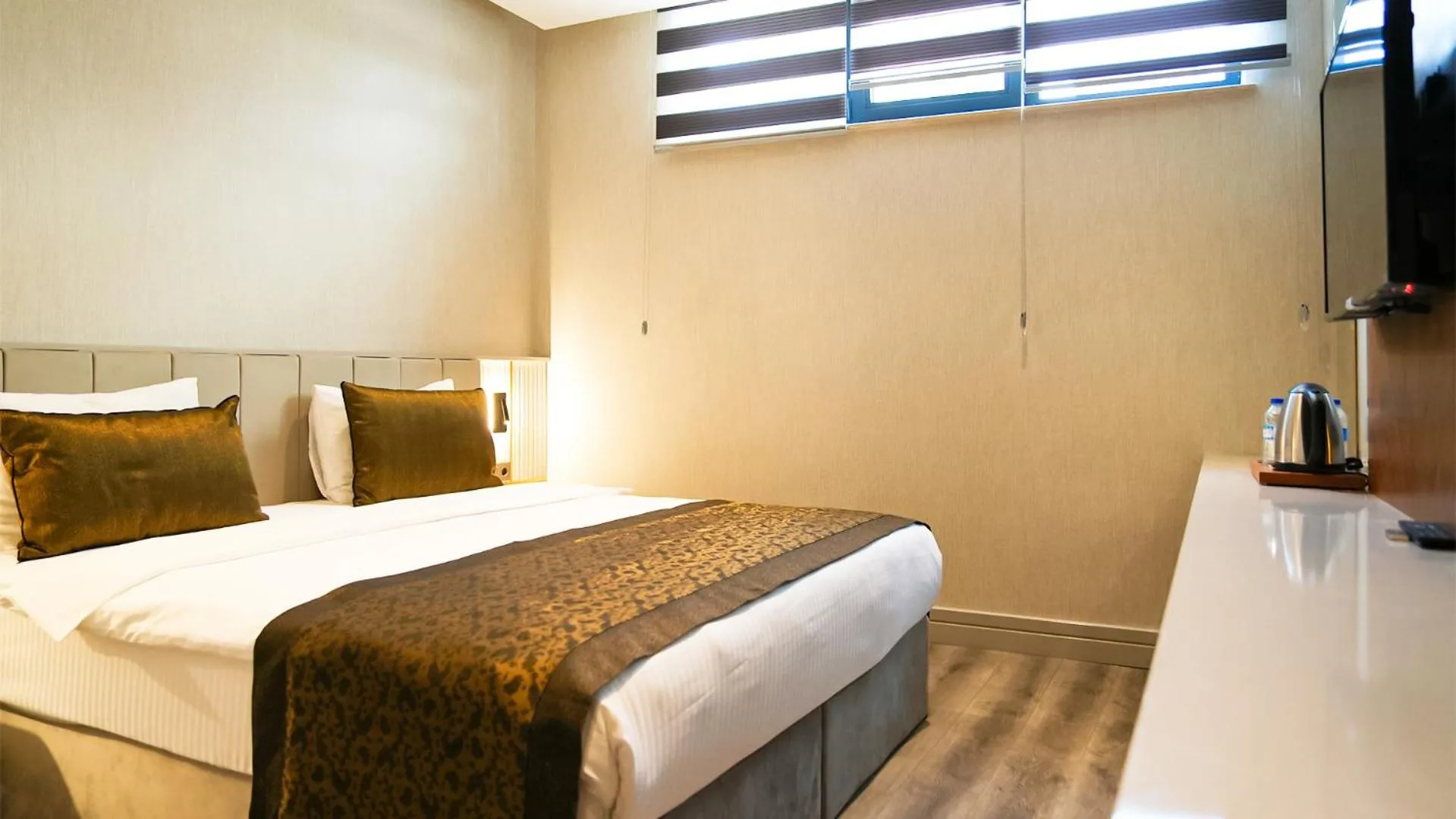 Bed in Sky Hill Hotel