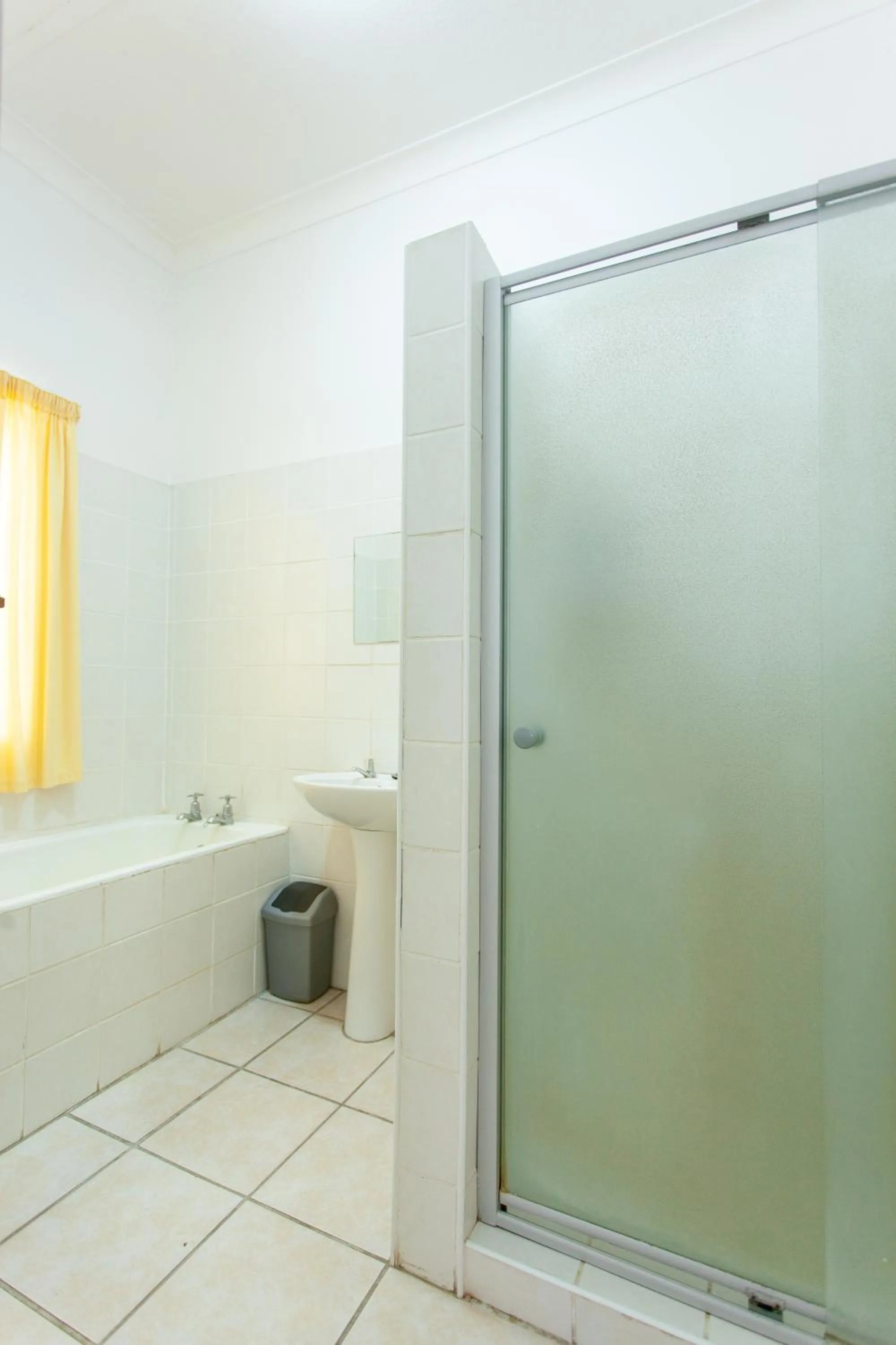 Shower in 4 Rothman Street B&B