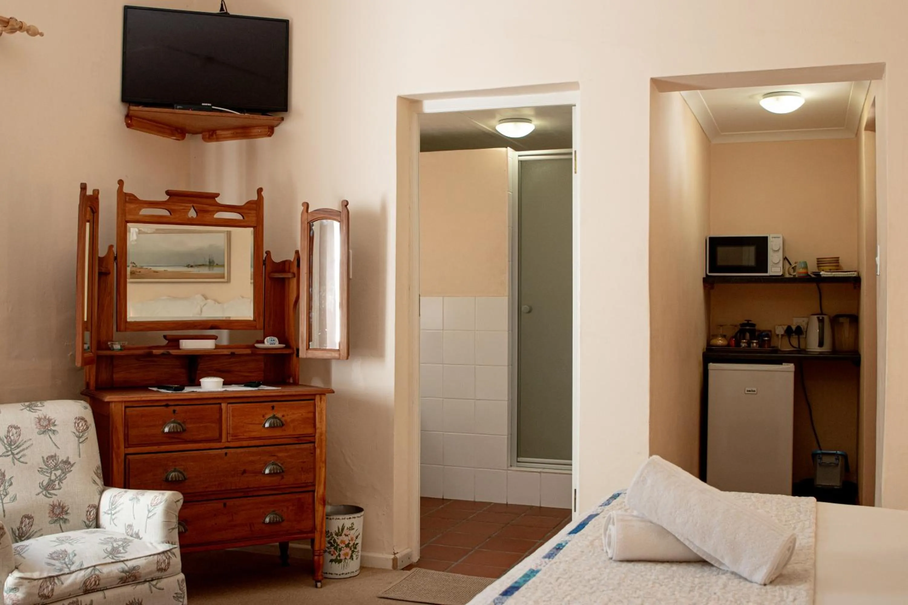 Photo of the whole room, Bed in 4 Rothman Street B&B