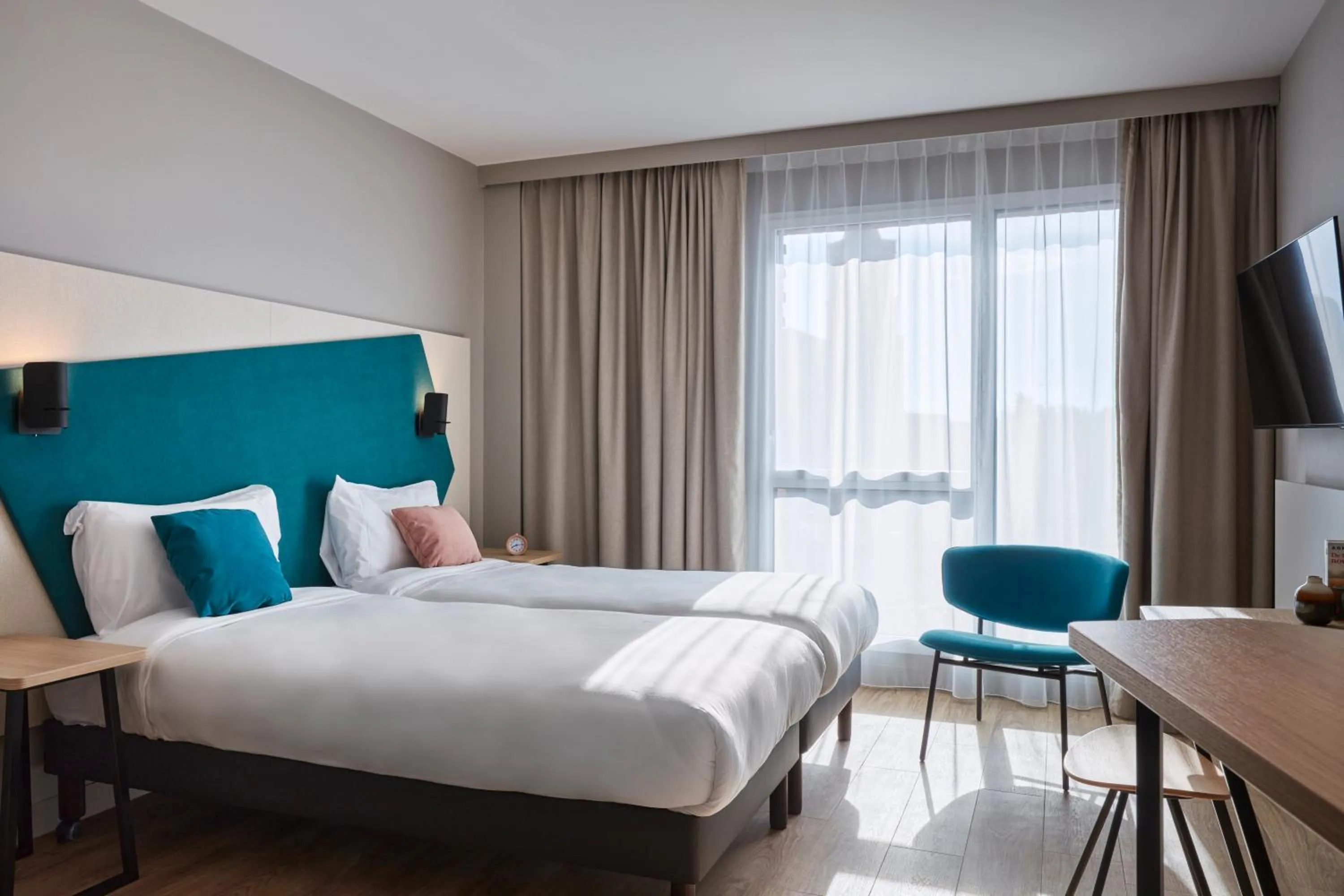 Photo of the whole room, Bed in Aparthotel Adagio Heidelberg