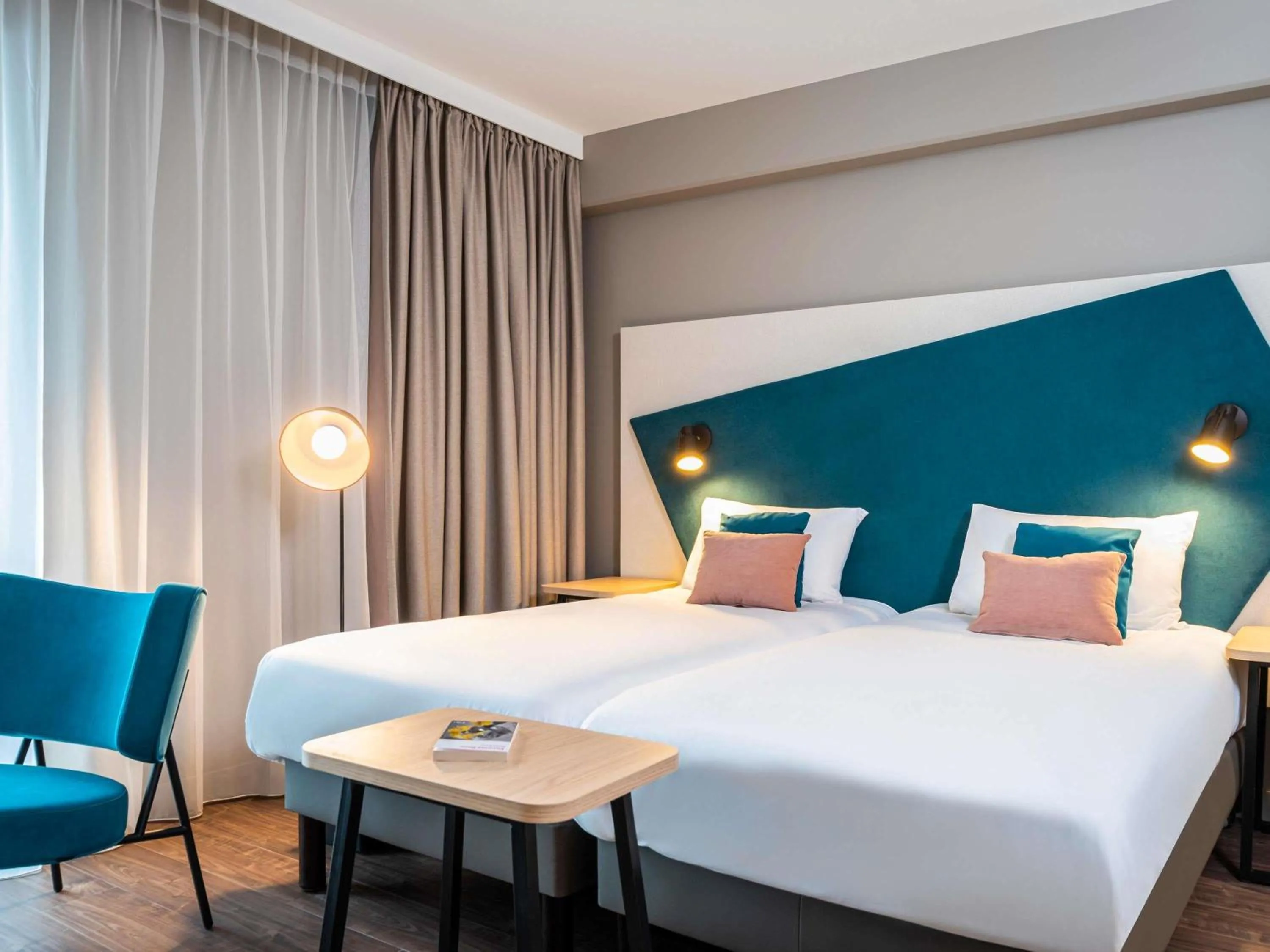 Property building, Bed in Aparthotel Adagio Heidelberg