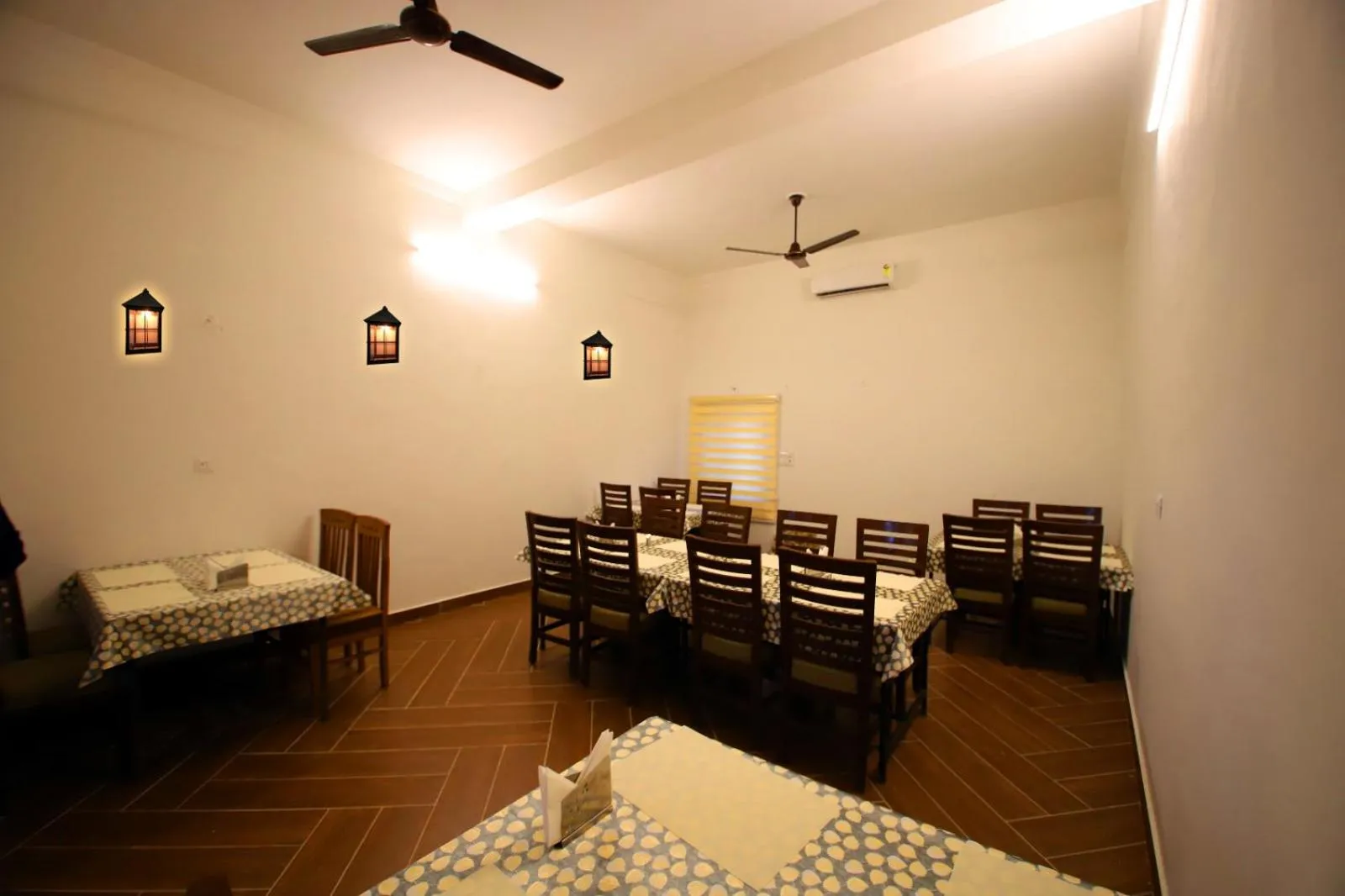 Restaurant/places to eat, Bed in The Vanashv