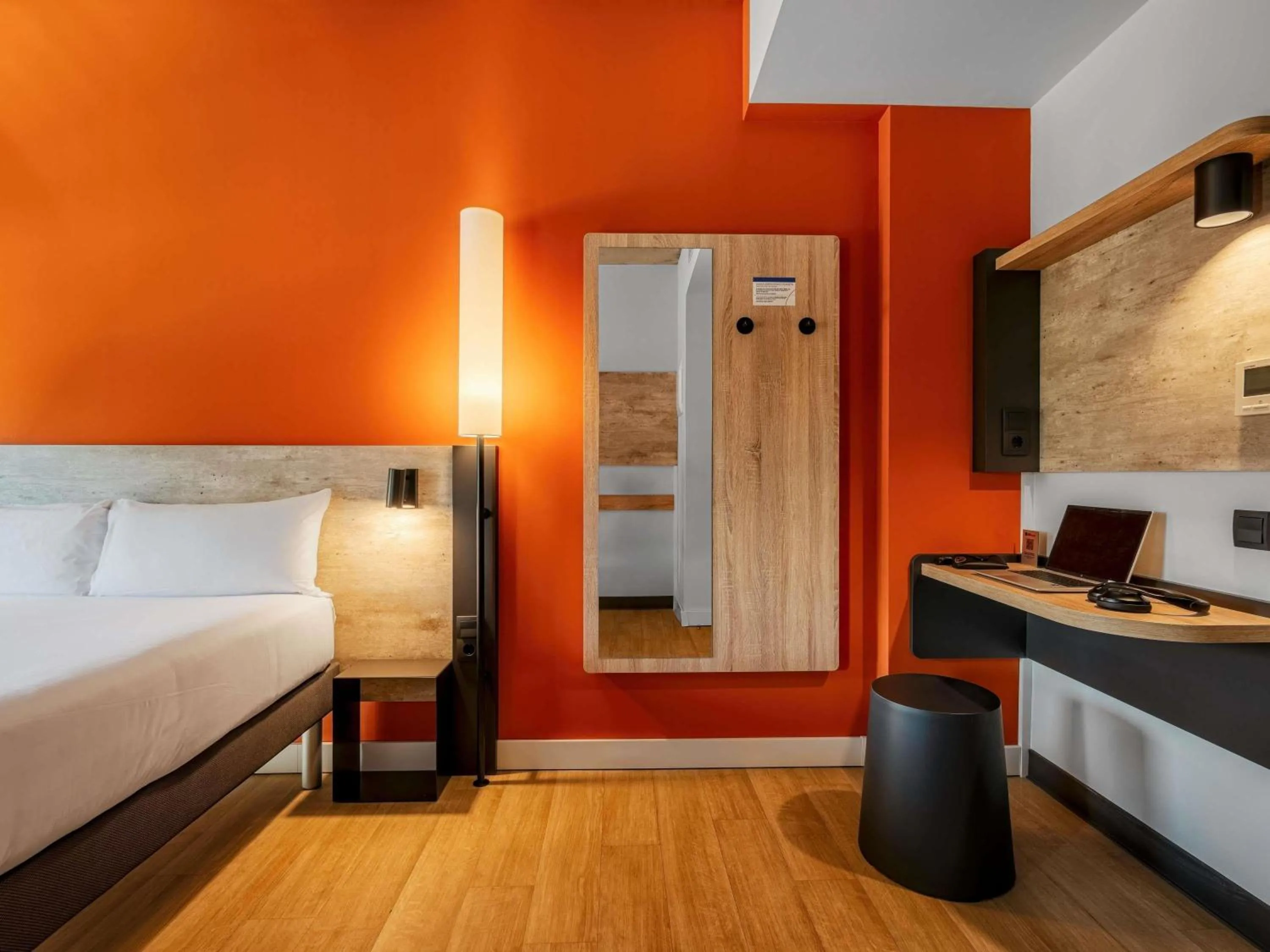 Bedroom, Bed in ibis budget Madrid Aeropuerto