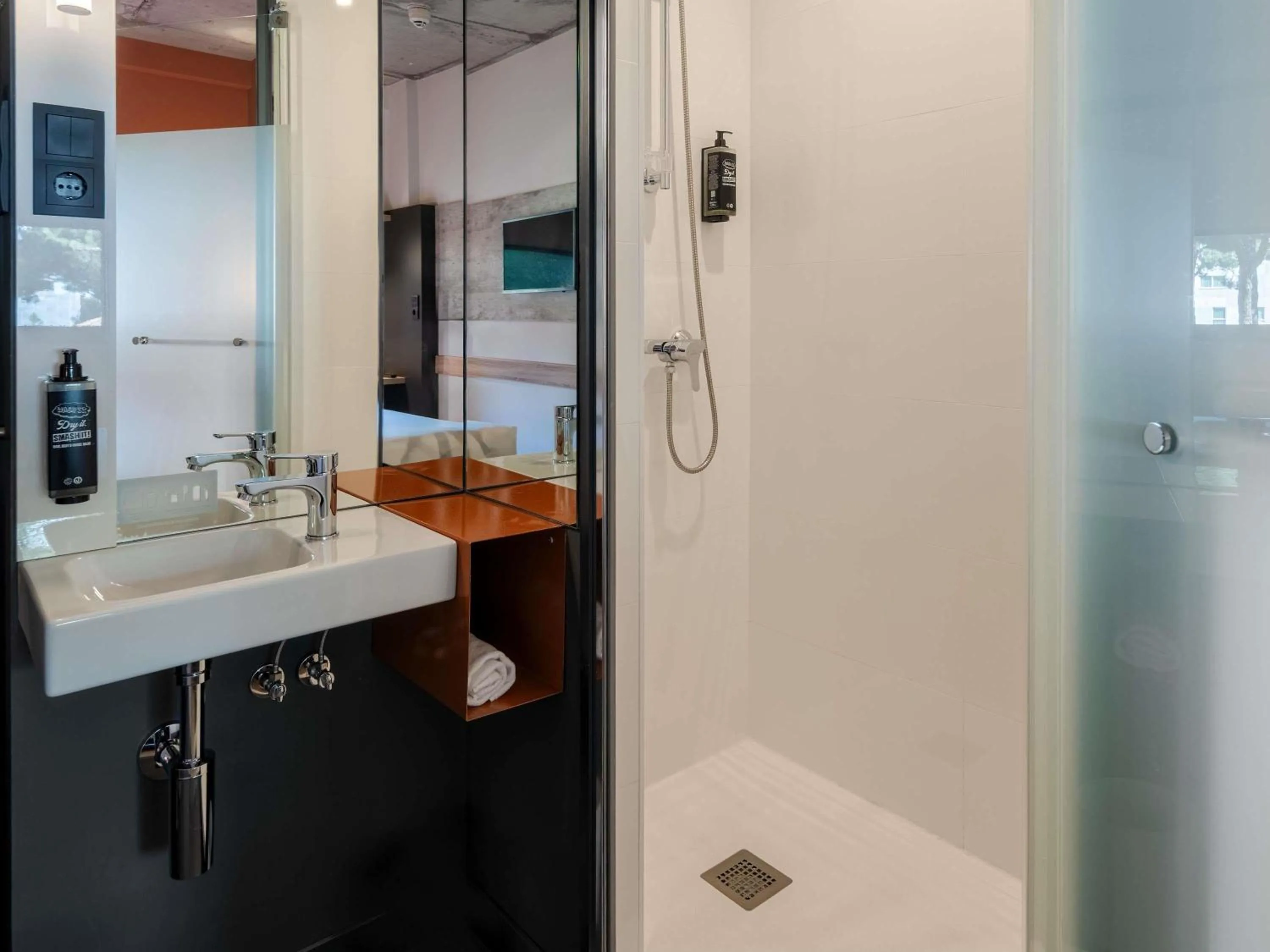 Bedroom in ibis budget Madrid Aeropuerto