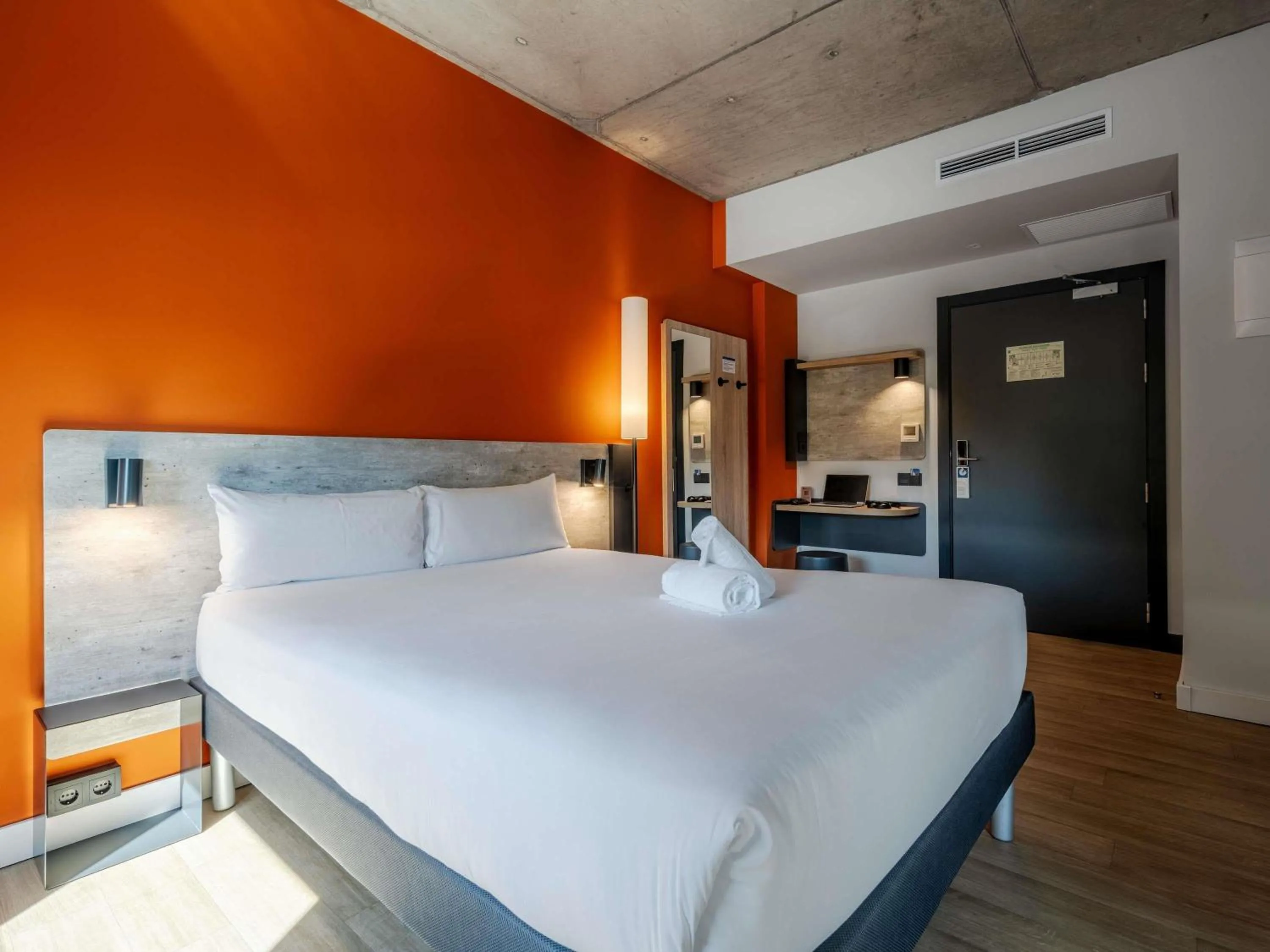 Bedroom, Bed in ibis budget Madrid Aeropuerto