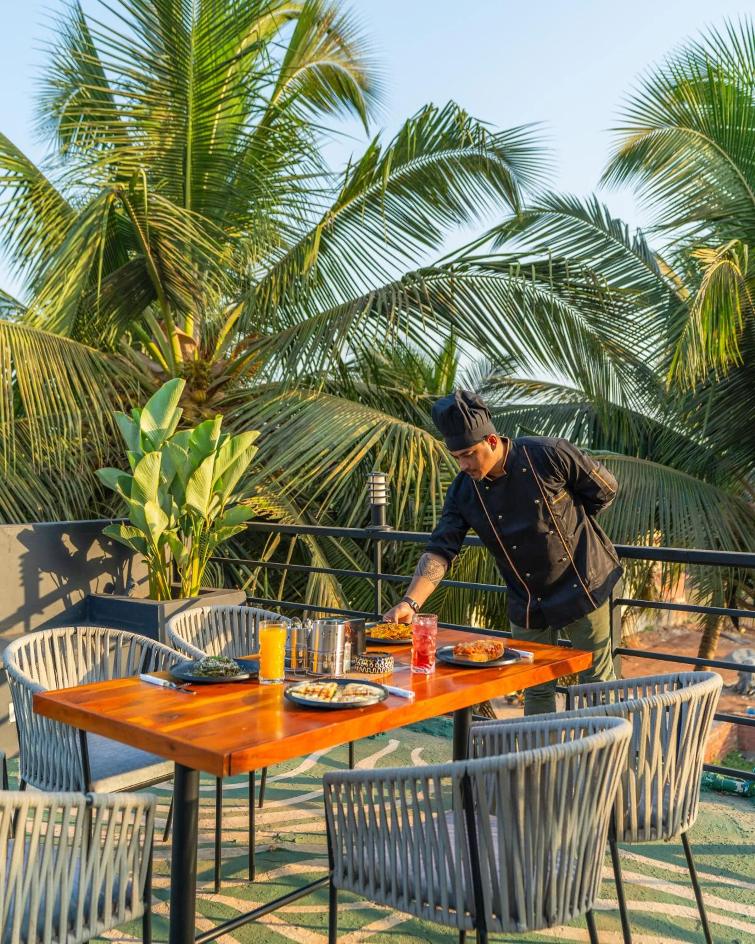 Restaurant/places to eat in Whoopers Boutique Hotel Morjim