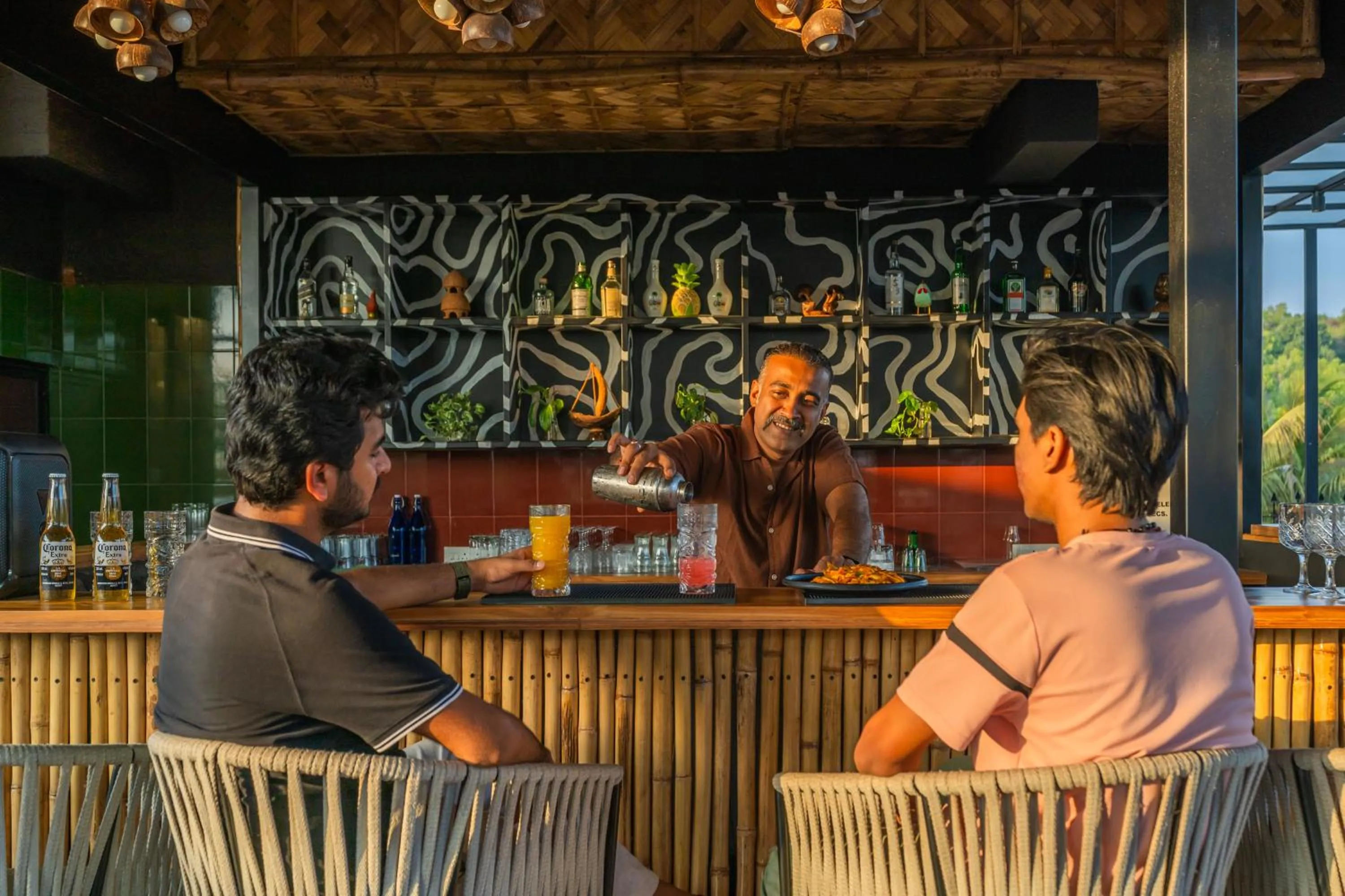 Restaurant/places to eat in Whoopers Boutique Hotel Morjim